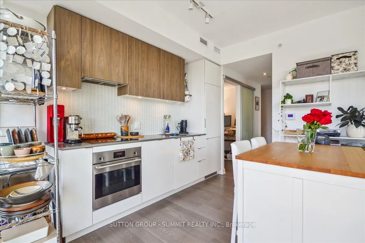 161 Roehampton Avenue, #1010