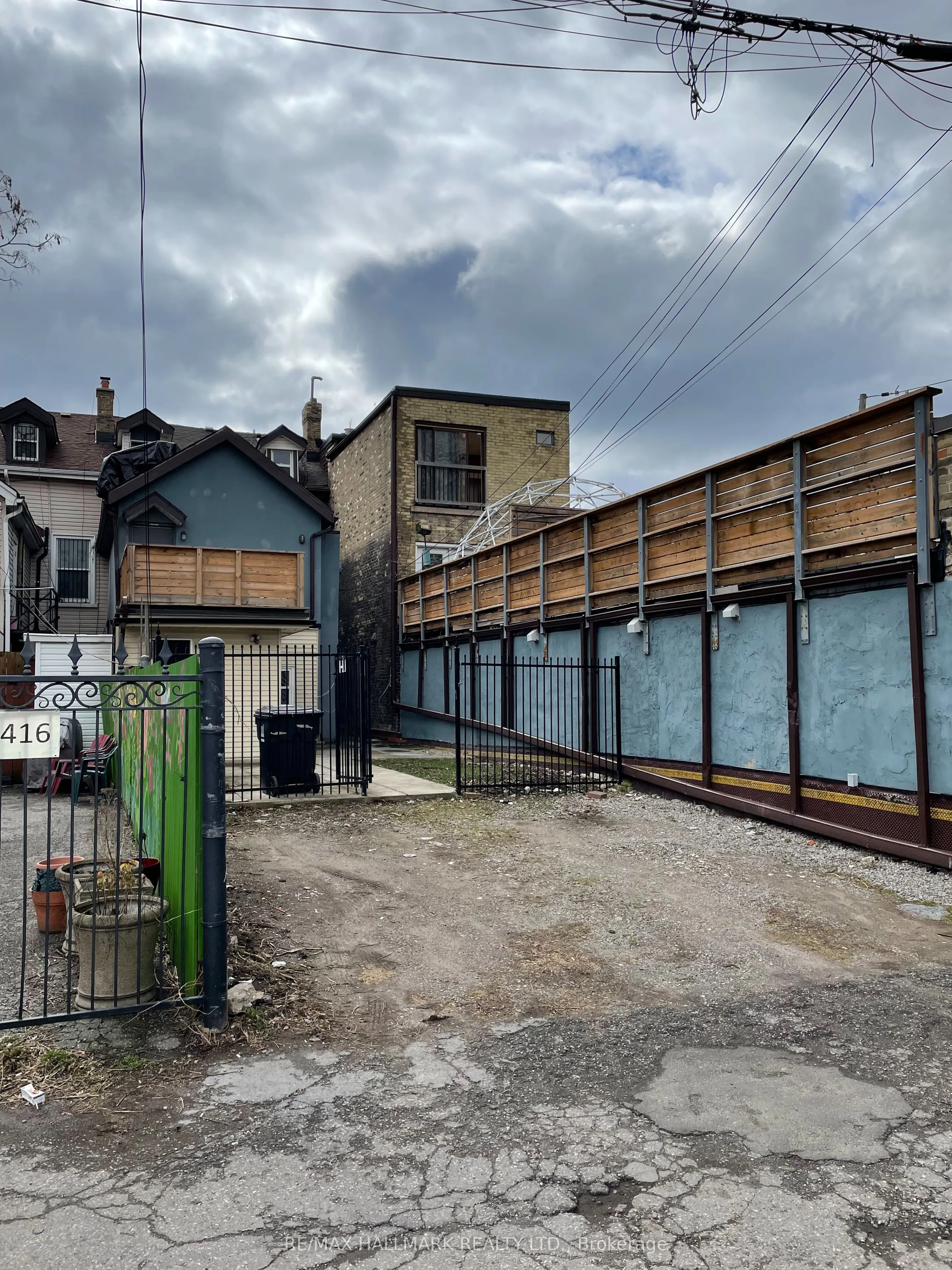 414 Dundas Street E