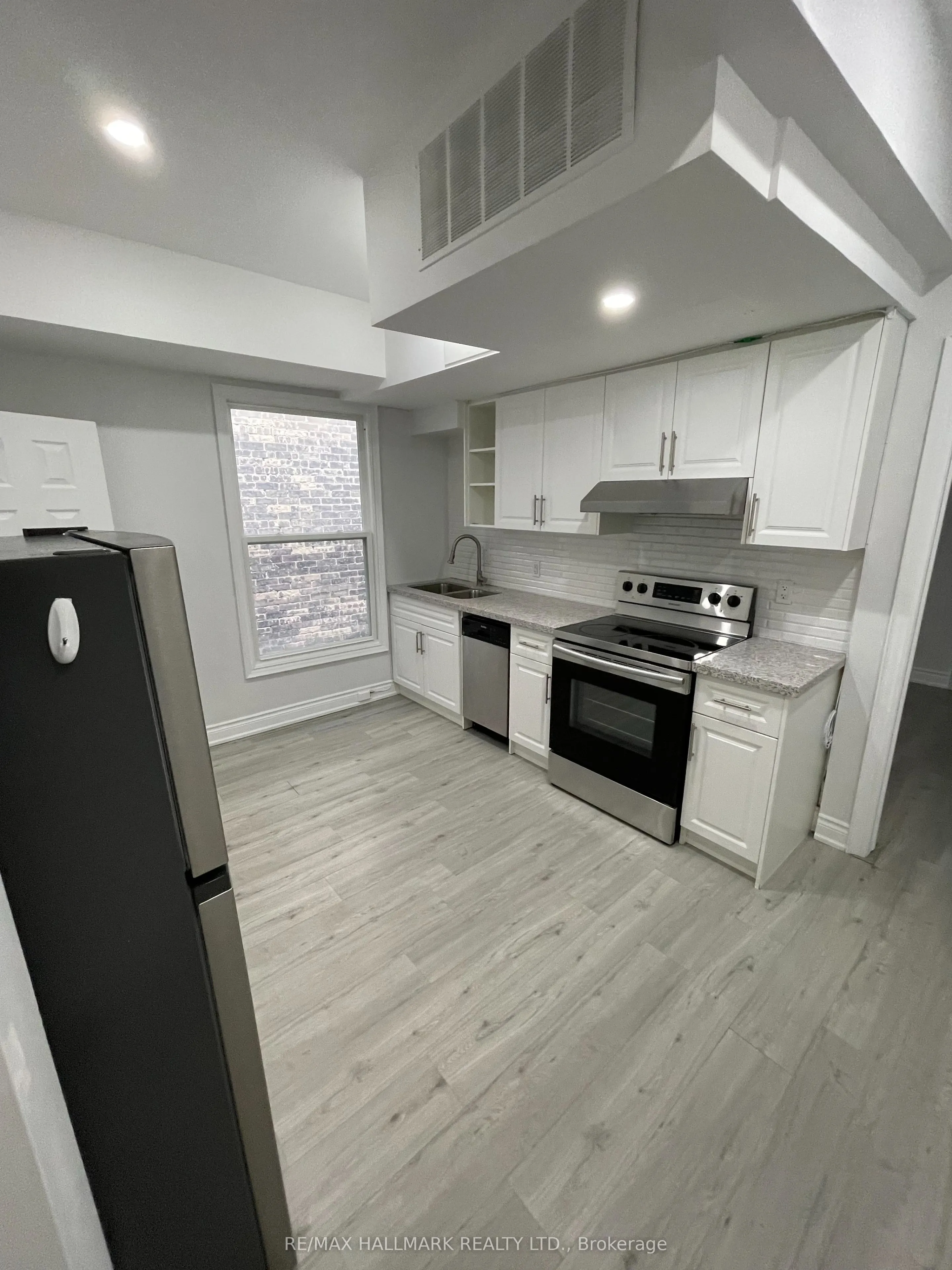 414 Dundas Street E