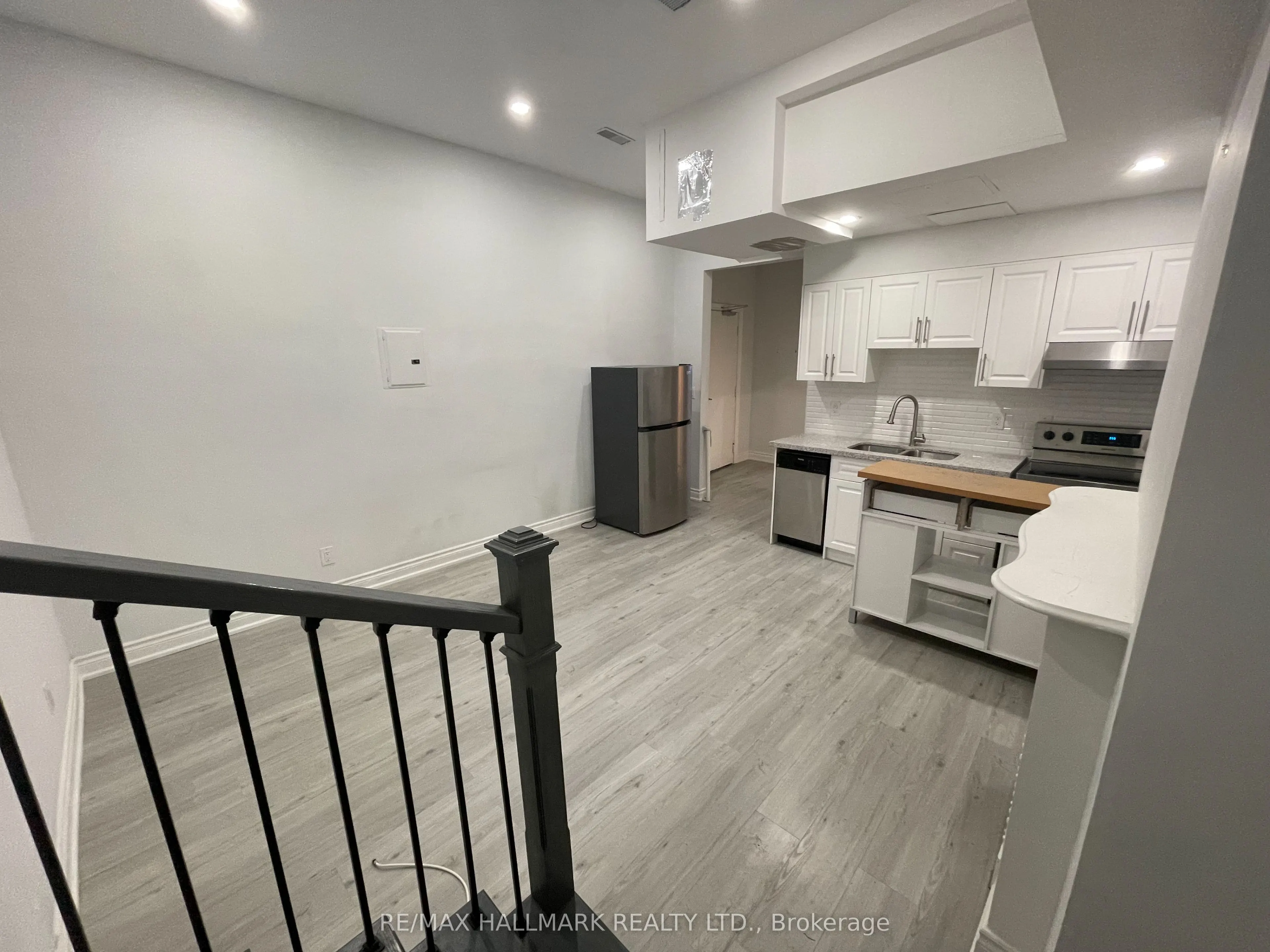 414 Dundas Street E