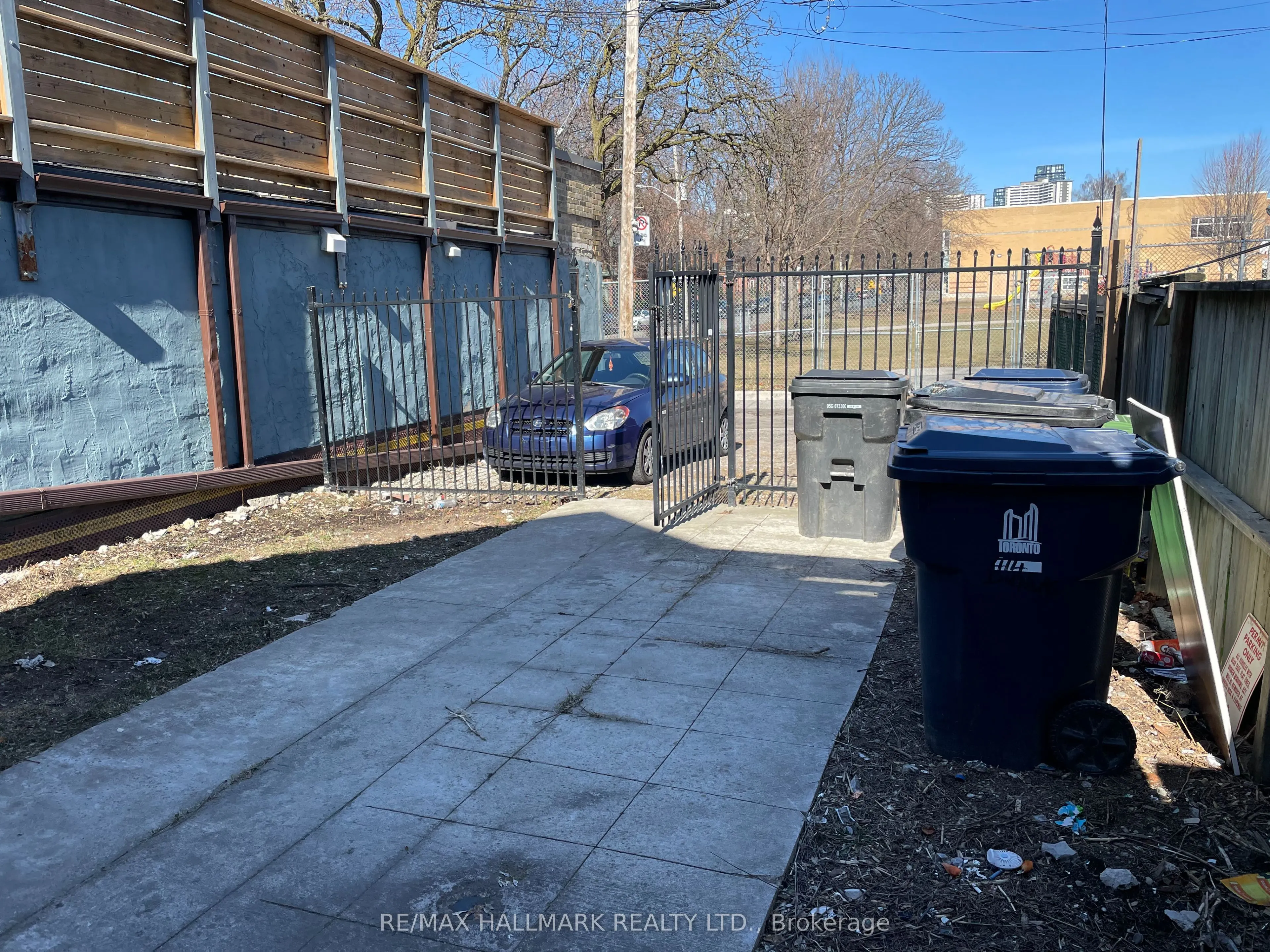 414 Dundas Street E