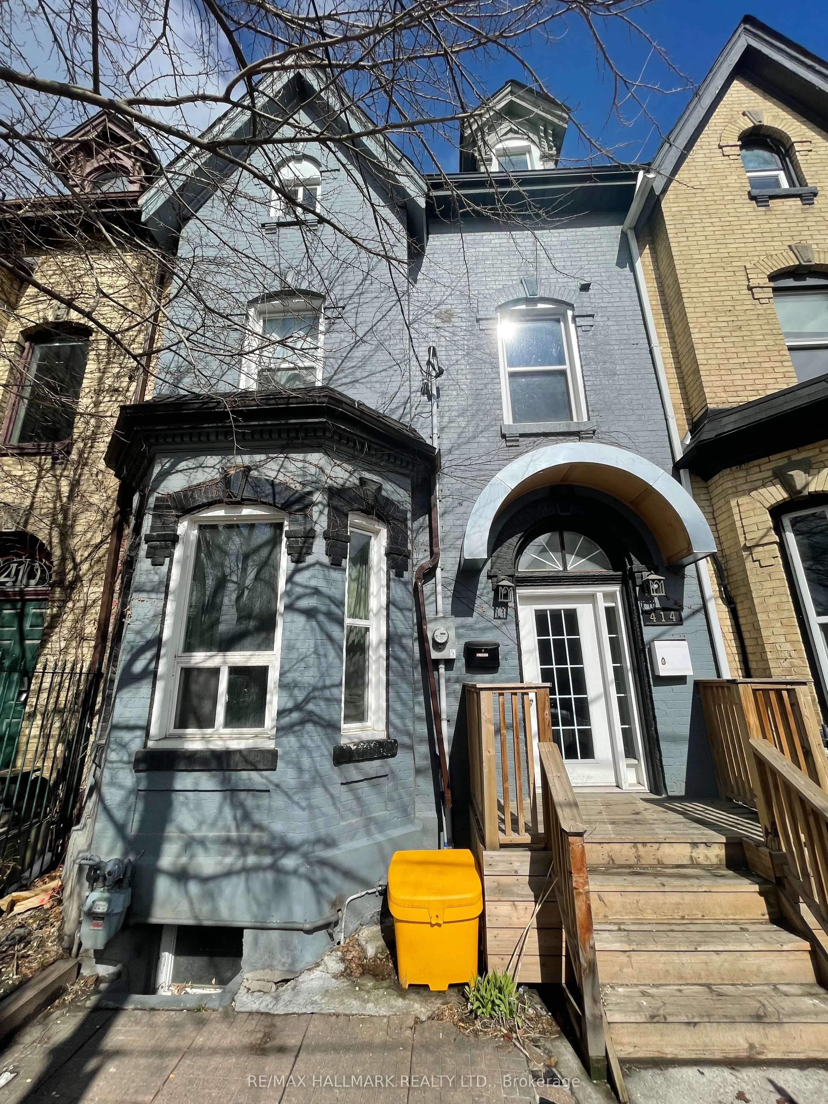 414 Dundas Street E