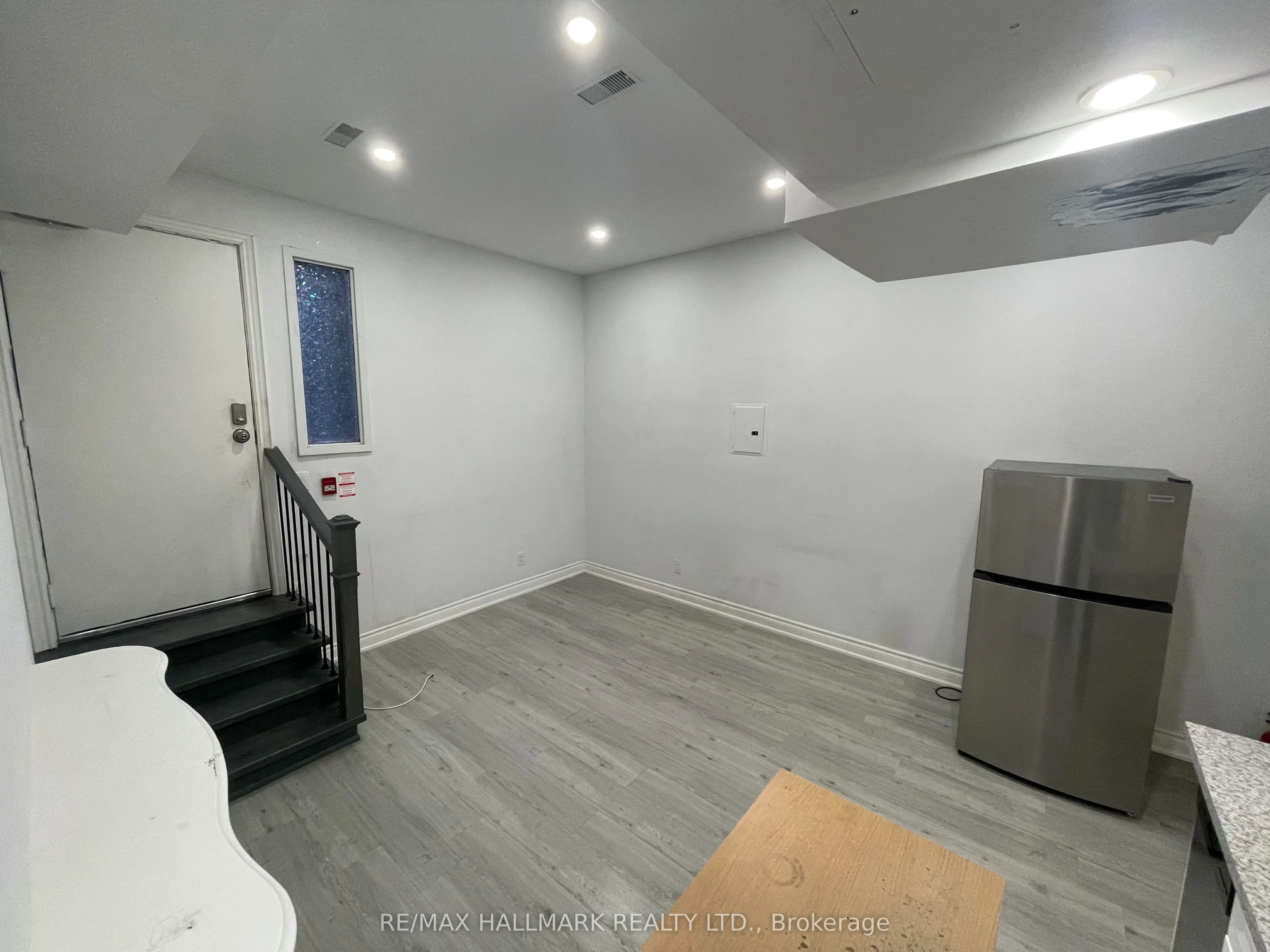 414 Dundas Street E