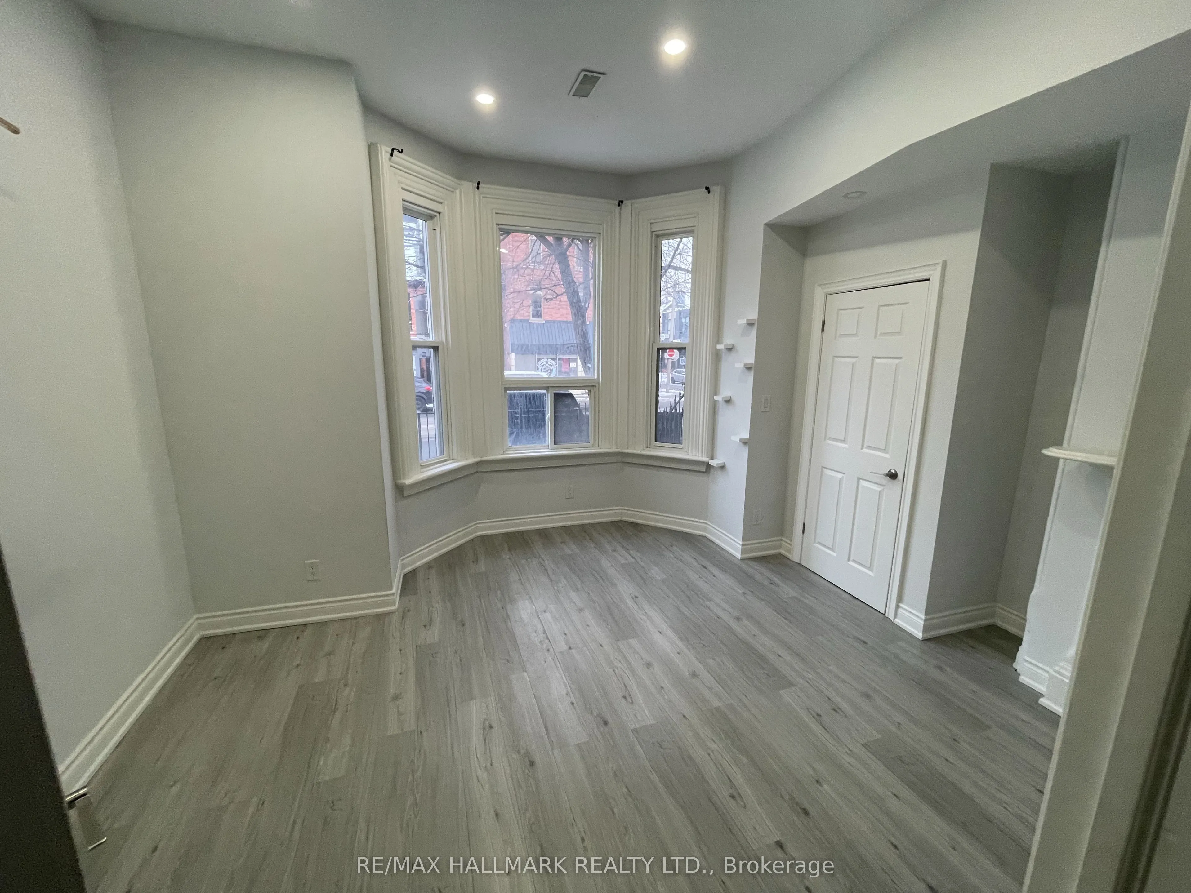 414 Dundas Street E