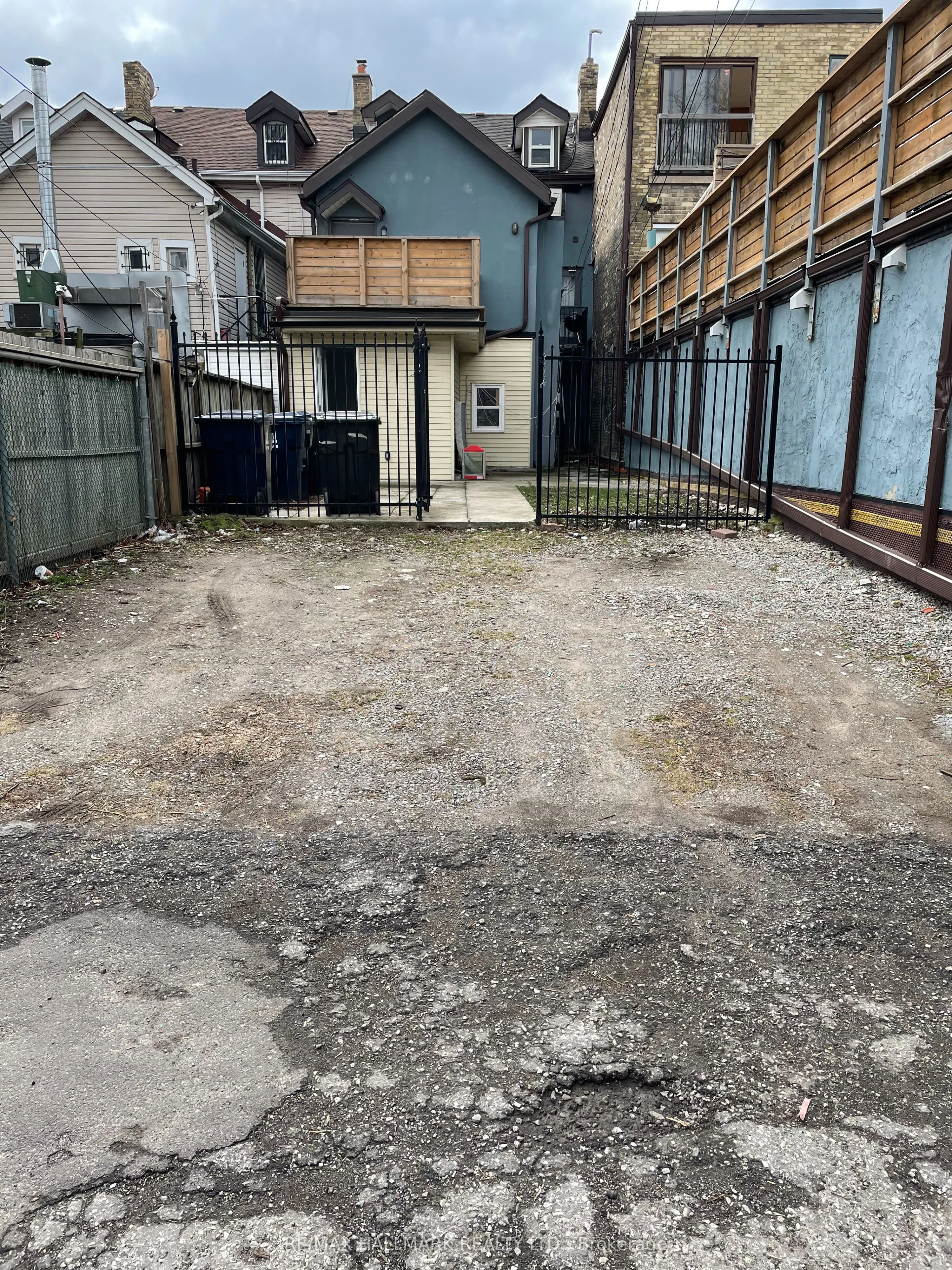 414 Dundas Street E
