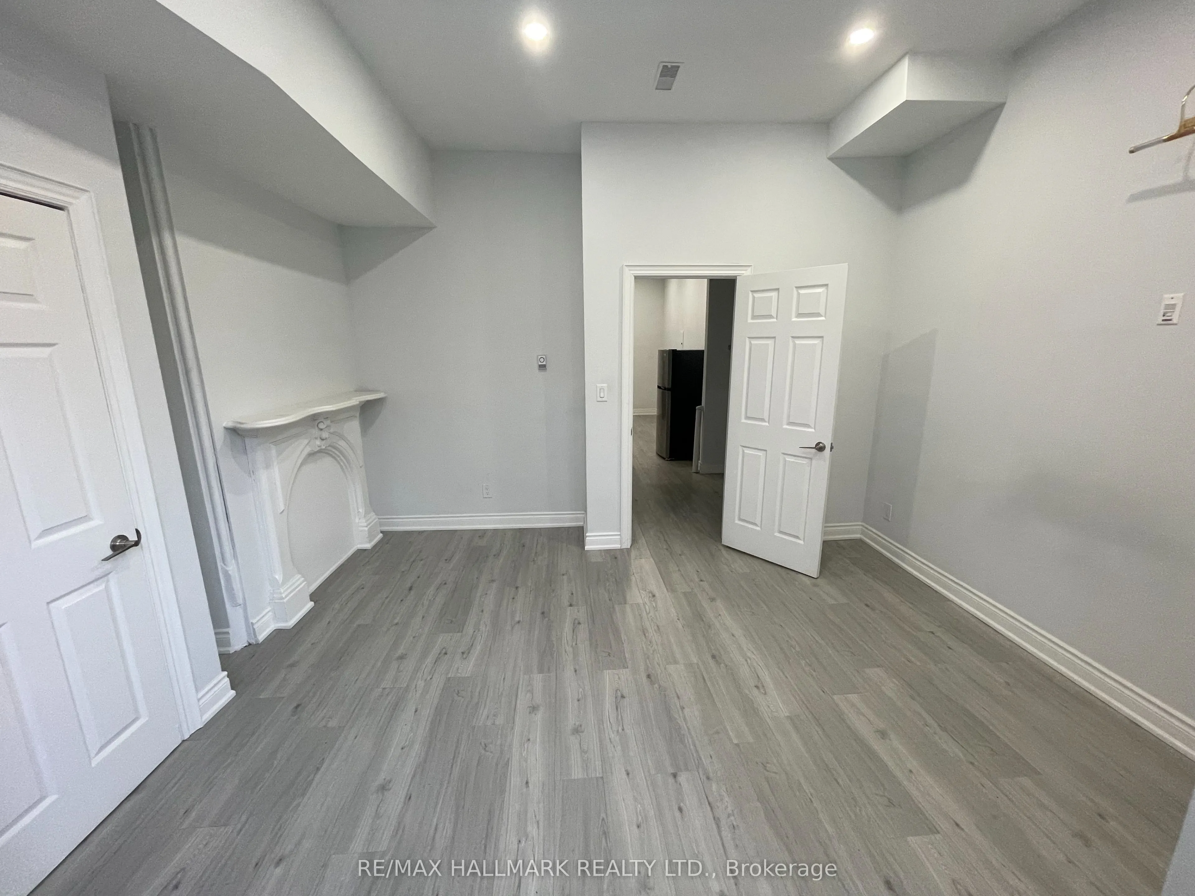414 Dundas Street E