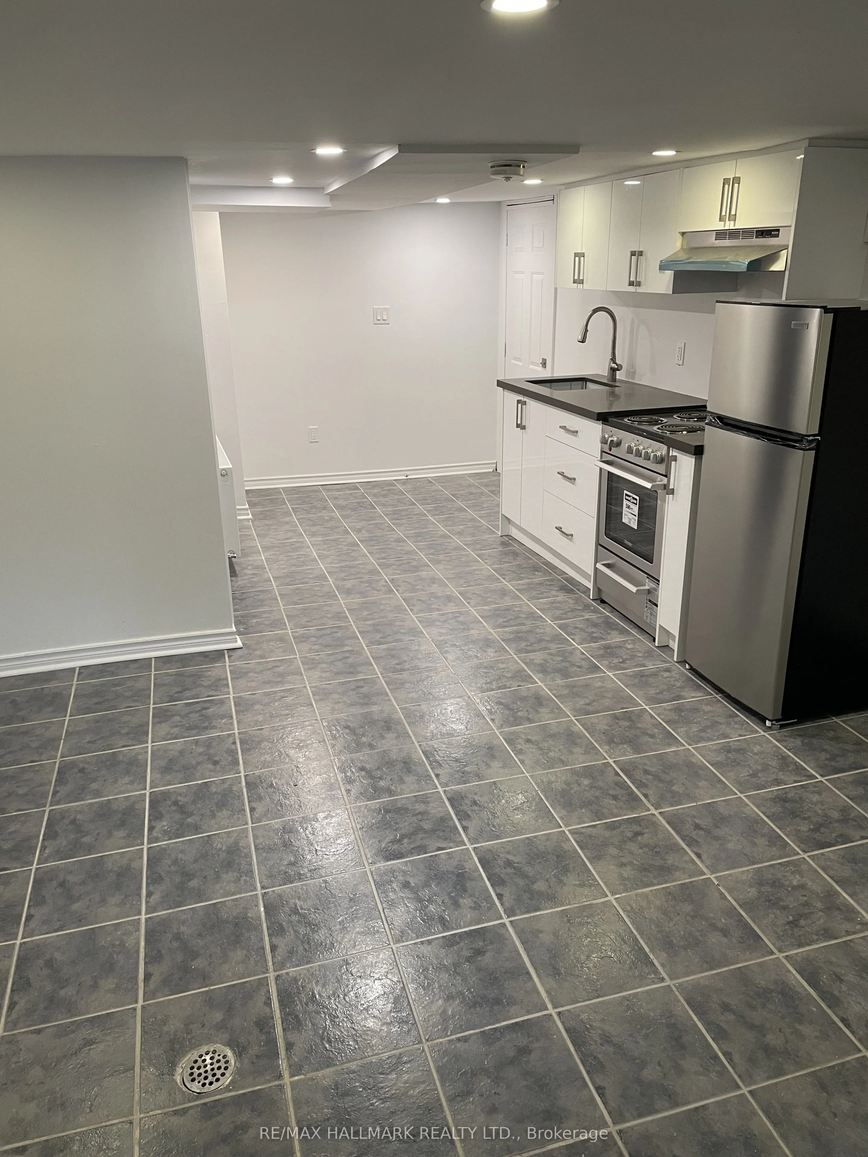 414 Dundas Street E