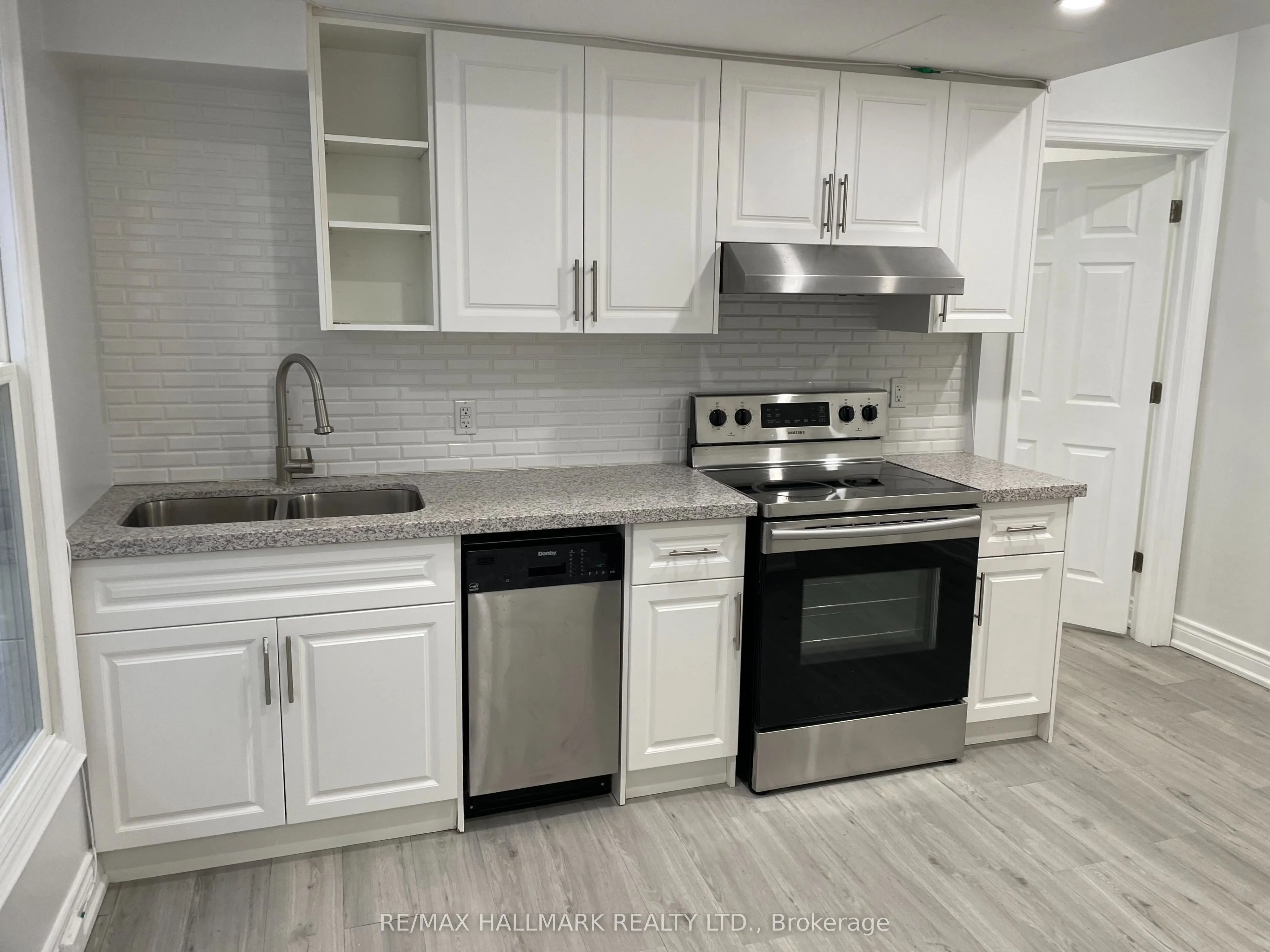 414 Dundas Street E