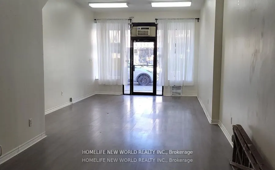 817 Dundas Street W