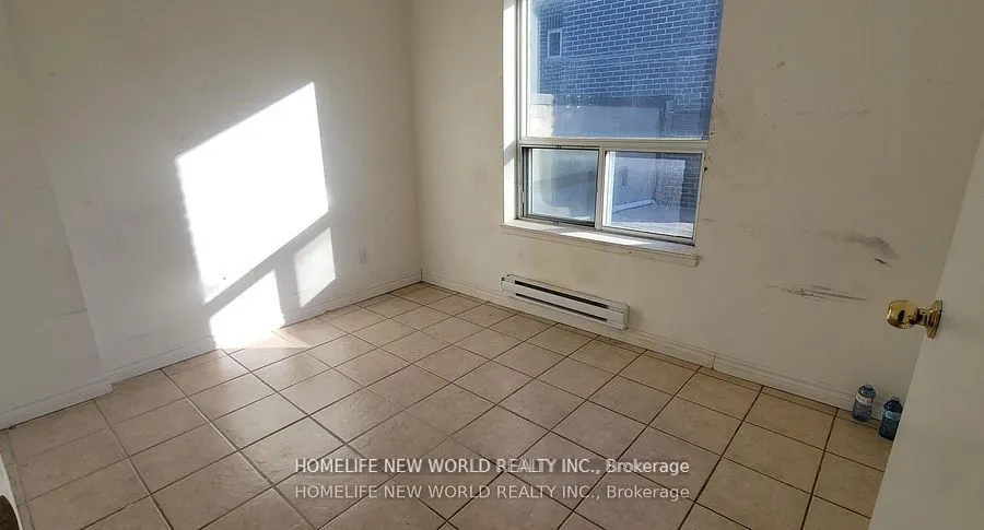817 Dundas Street W