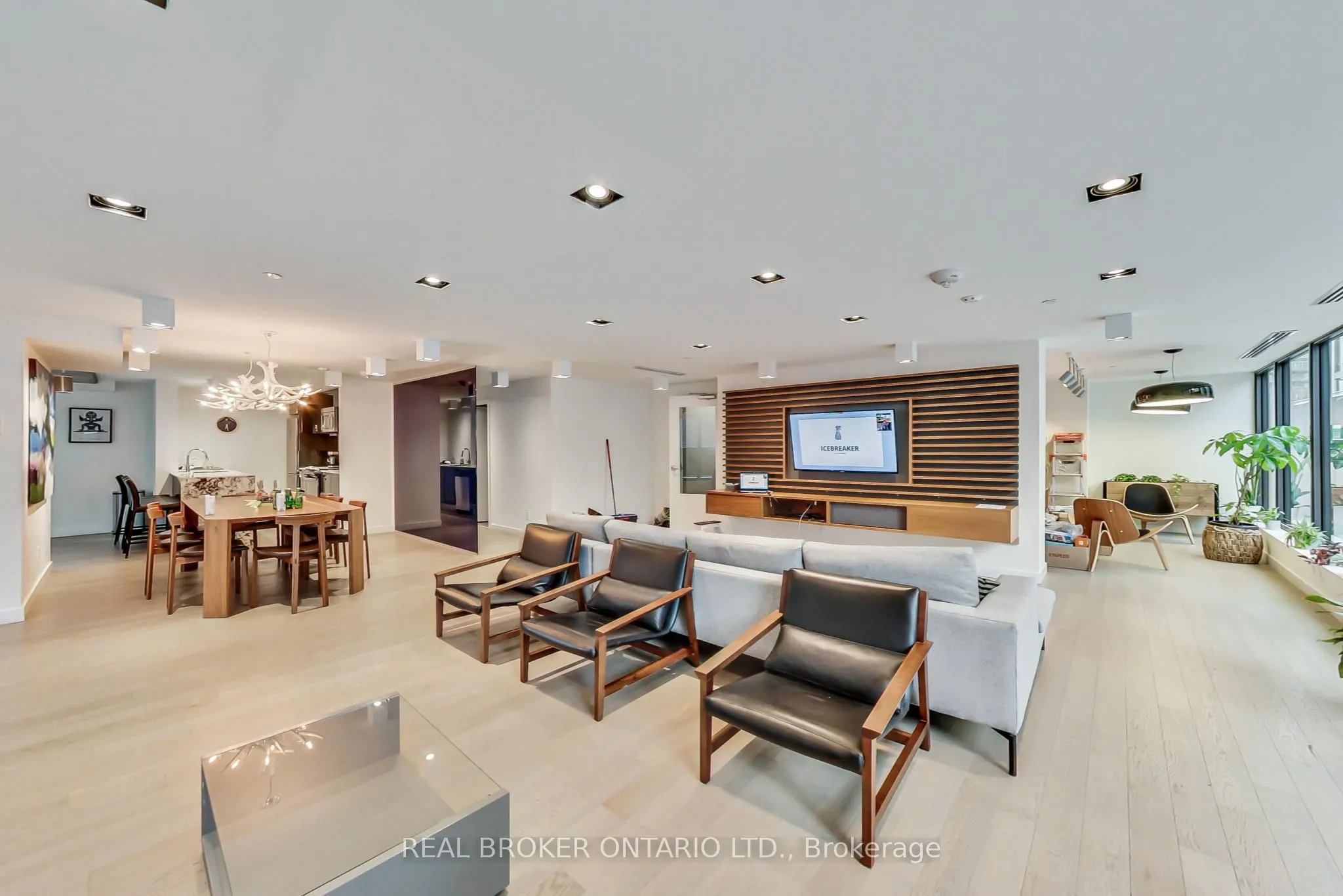 111 Bathurst Street, #320