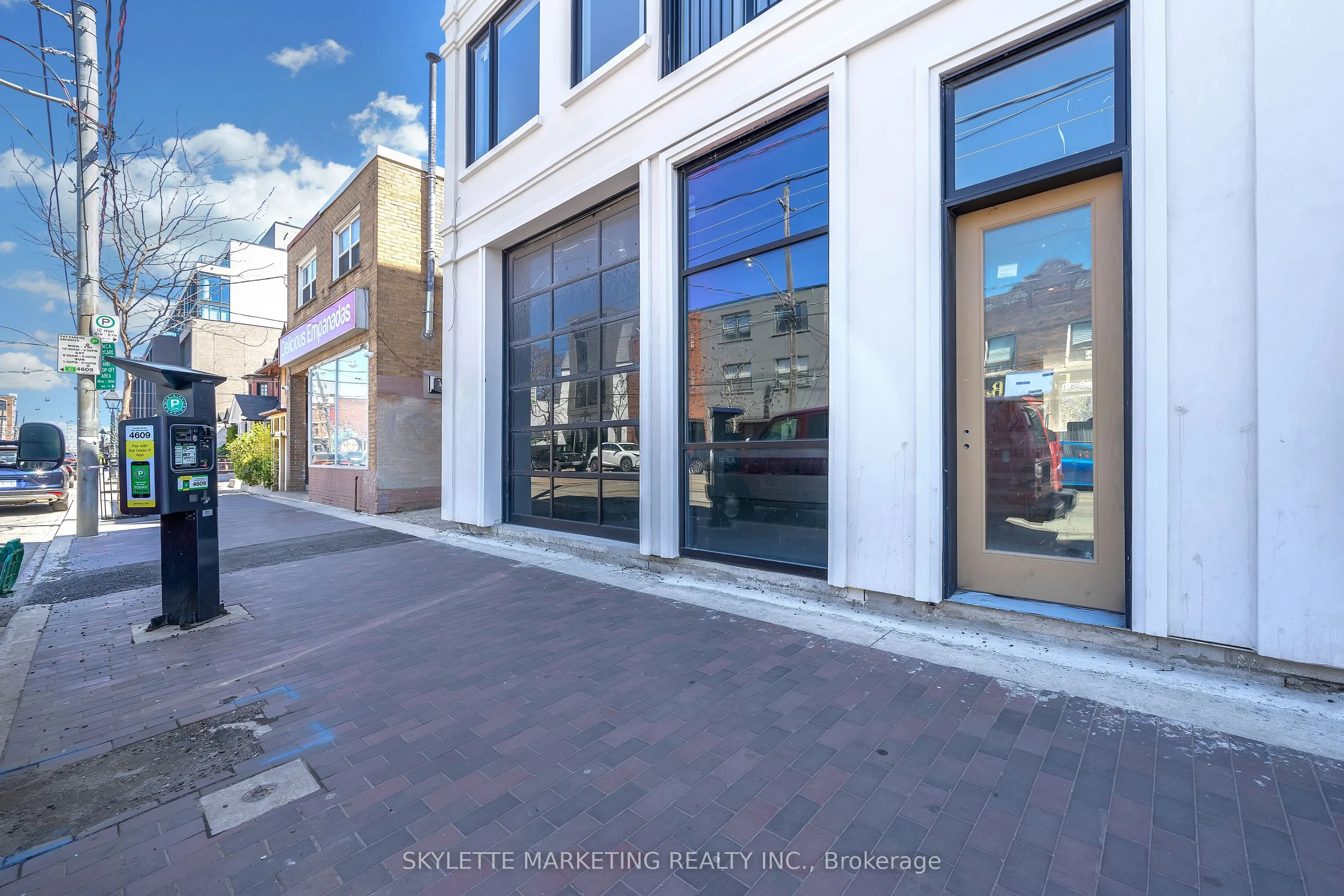 923 College Street, #Main