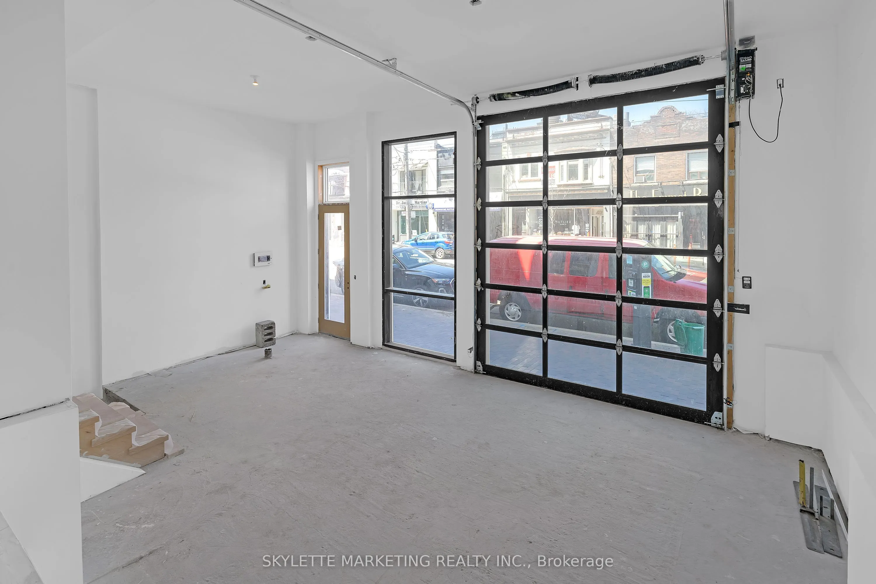923 College Street, #Main