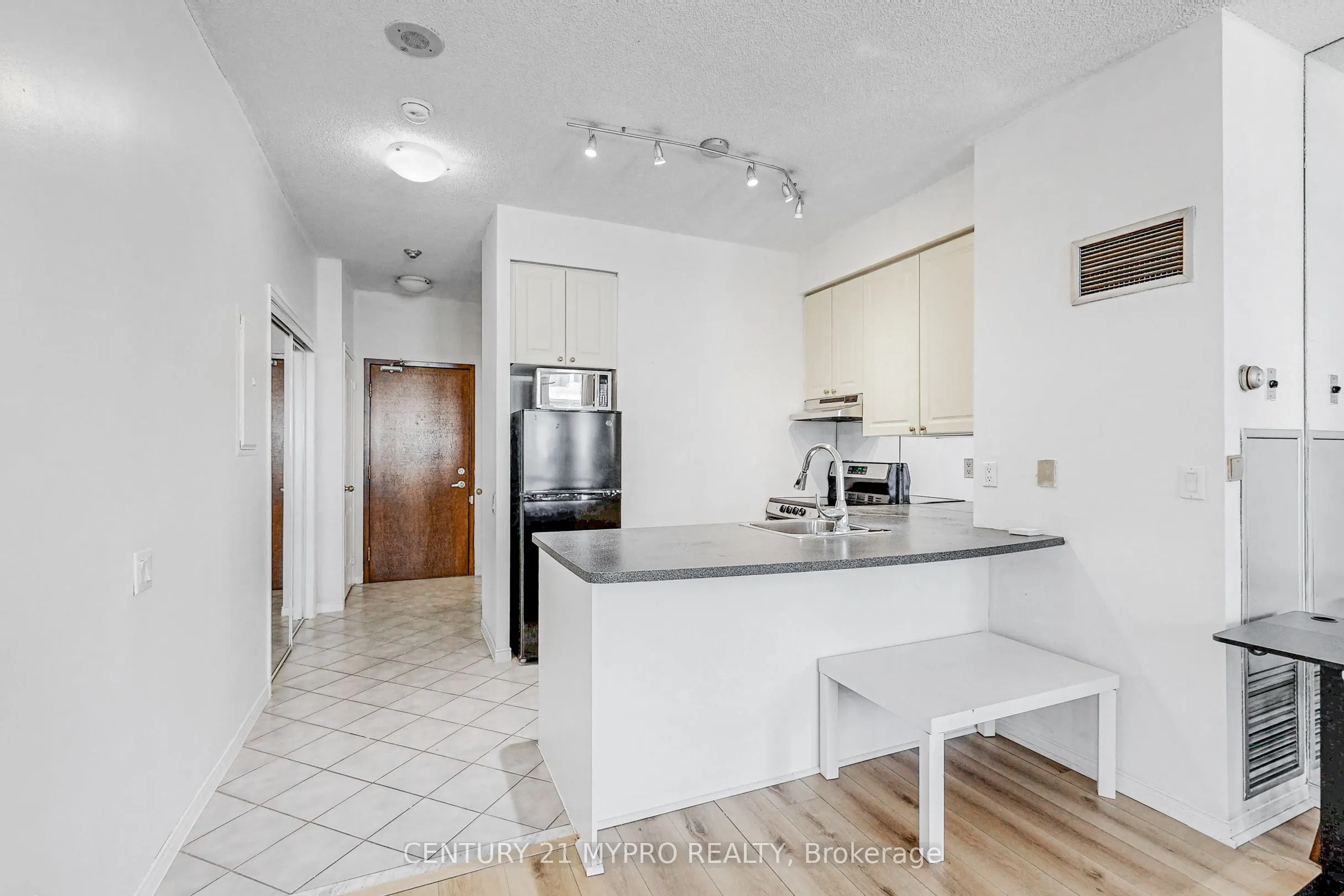 555 Yonge Street #401