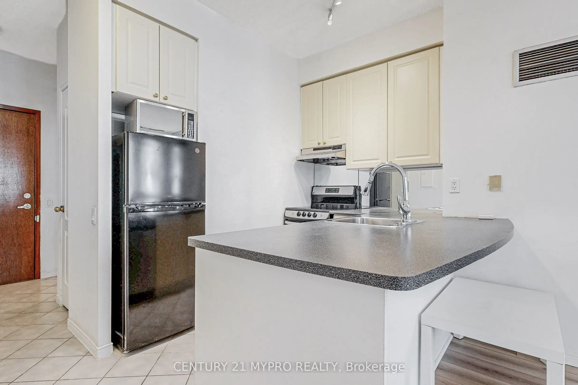 555 Yonge Street #401