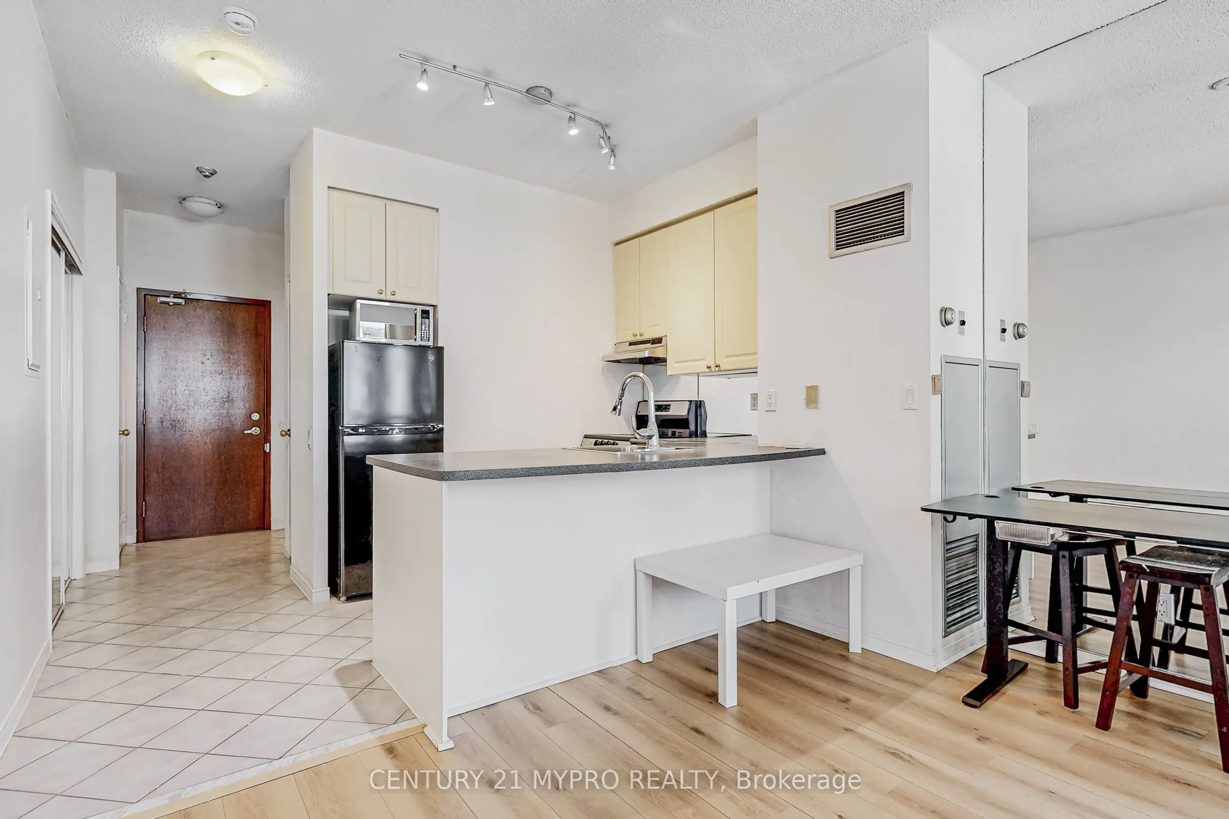555 Yonge Street #401