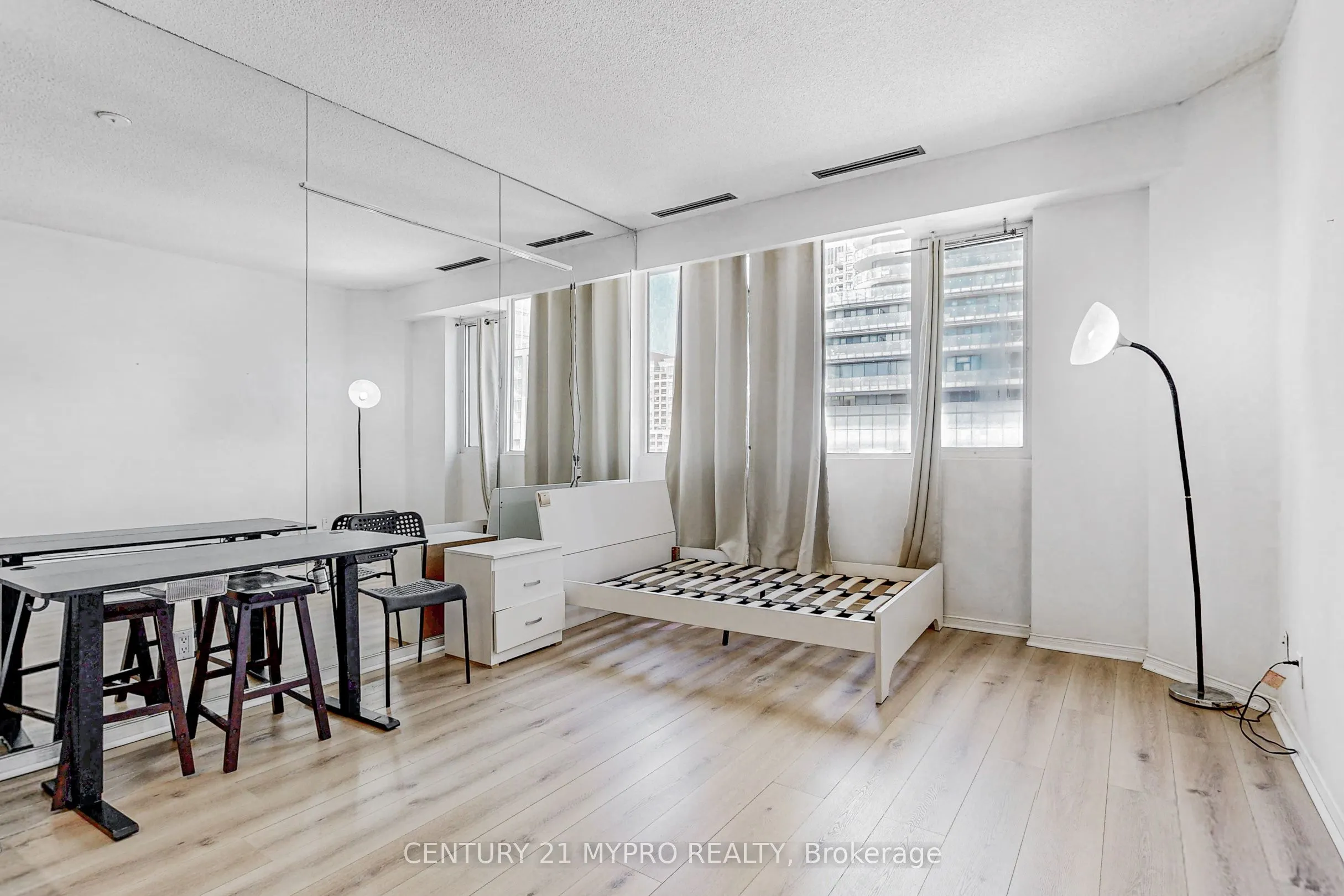 555 Yonge Street #401