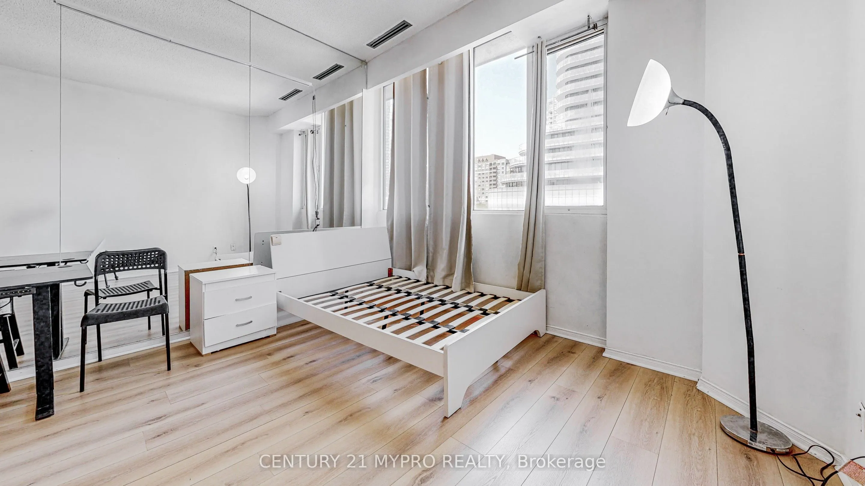 555 Yonge Street #401