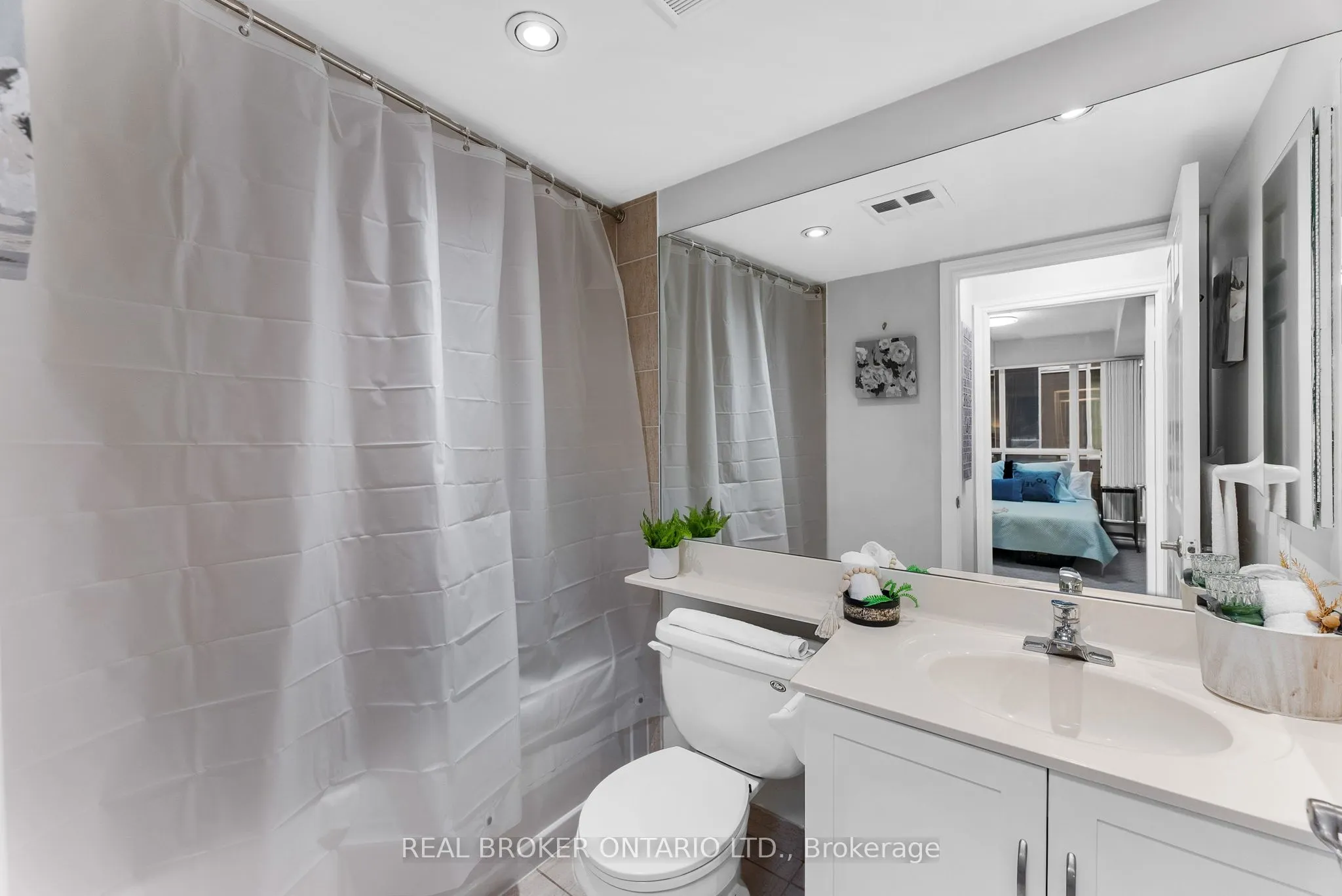 250 Wellington Street, #1227