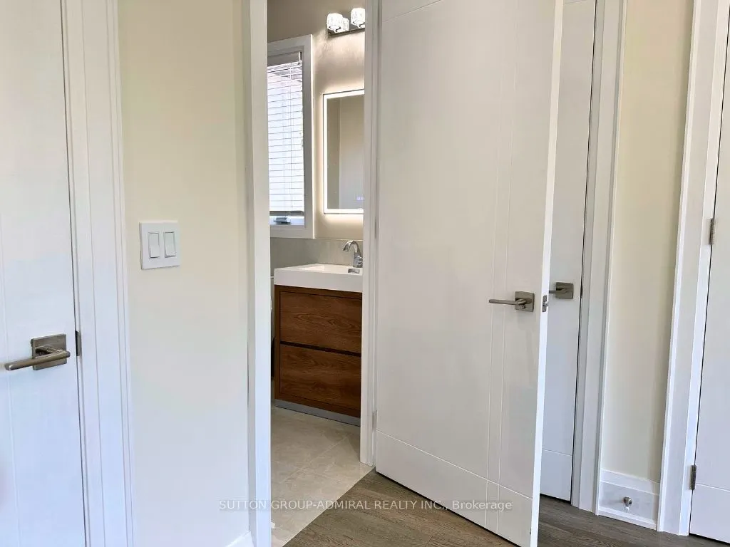 266 Lawrence Avenue E, #Upper