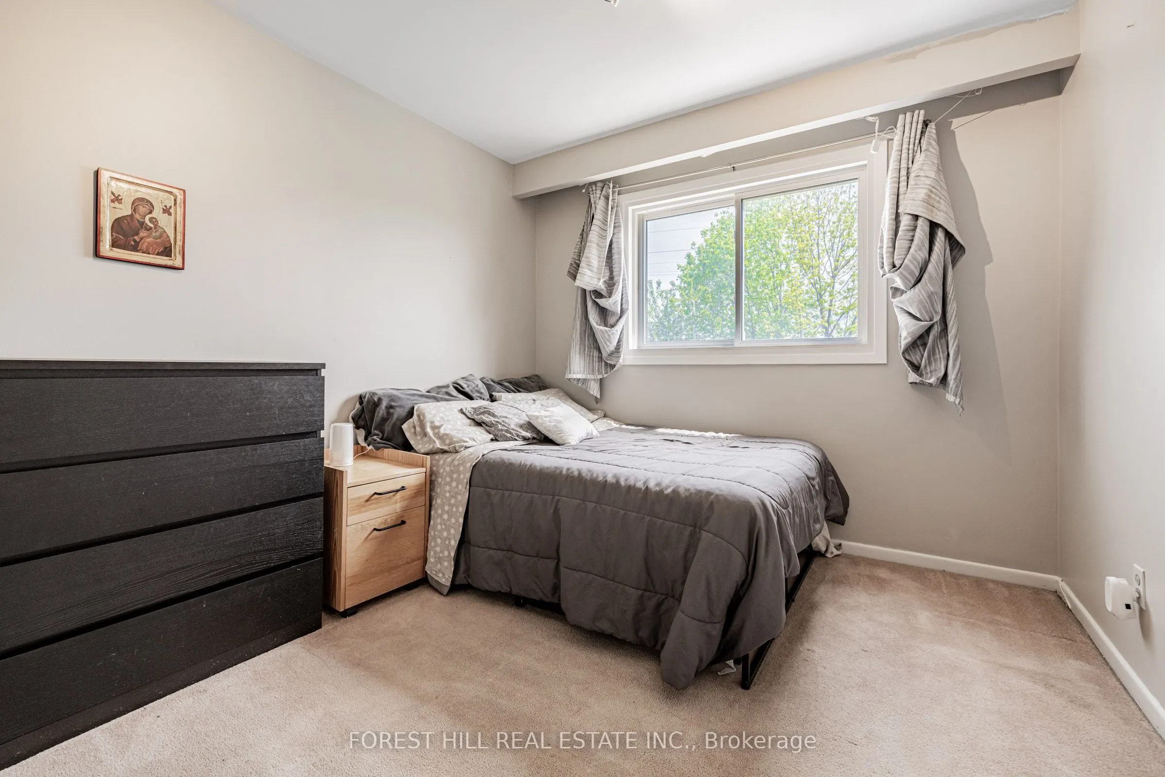 121 Charlton Boulevard