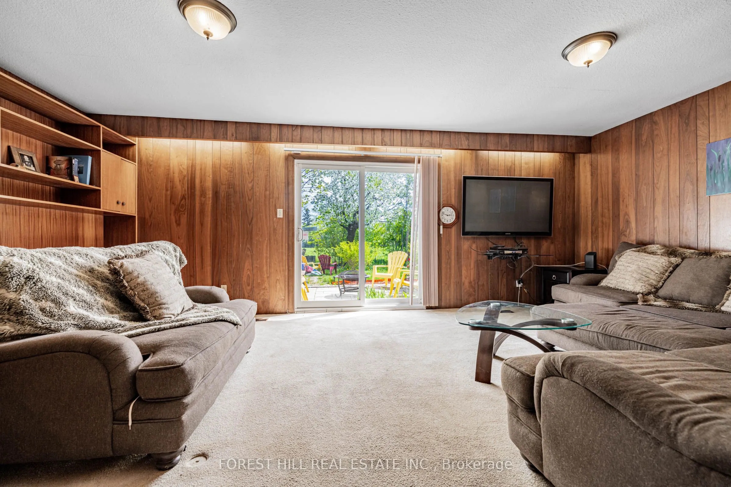 121 Charlton Boulevard