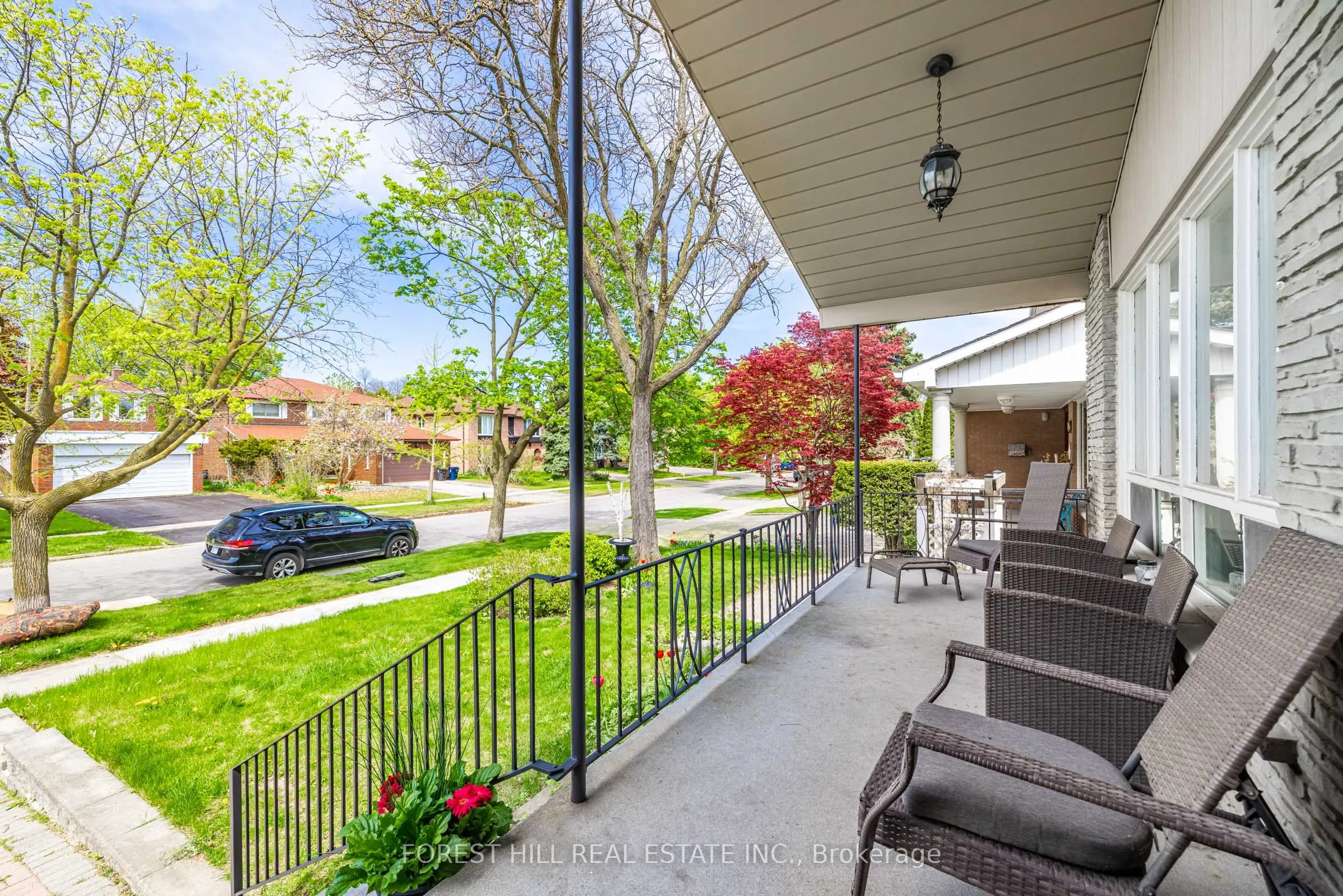 121 Charlton Boulevard