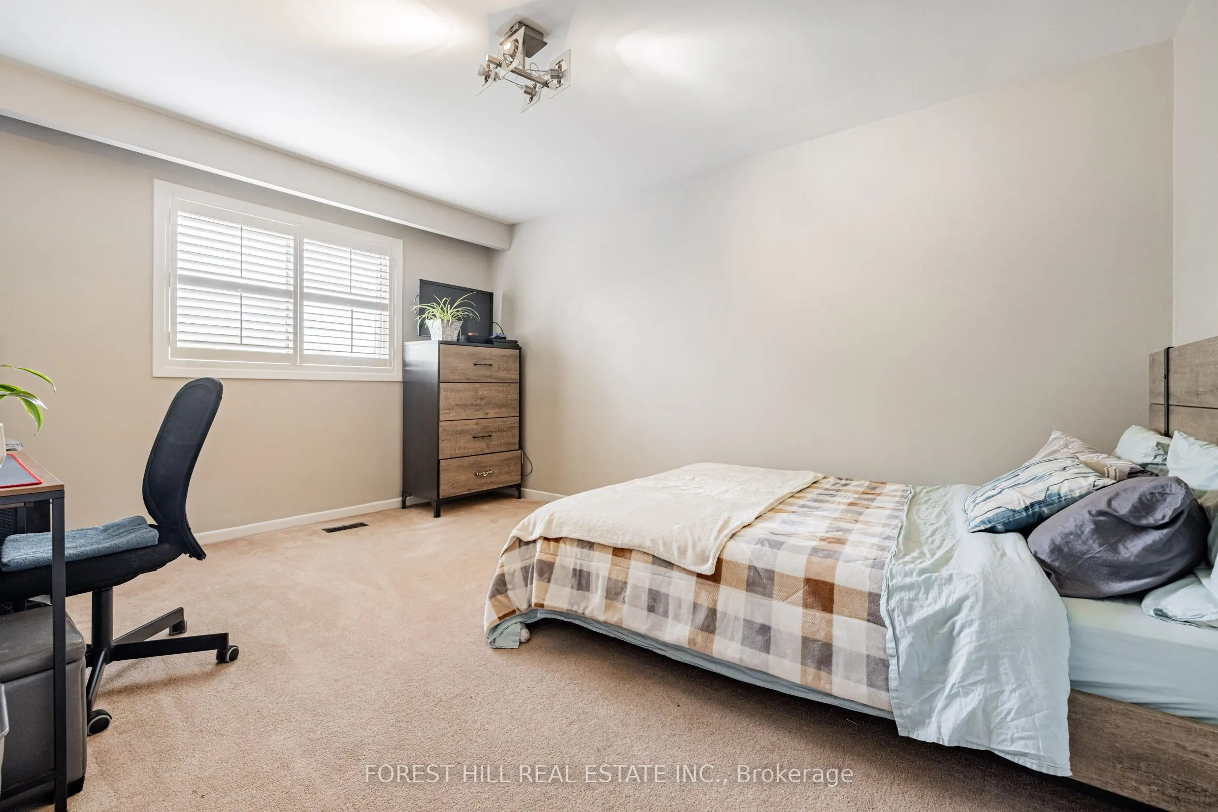 121 Charlton Boulevard