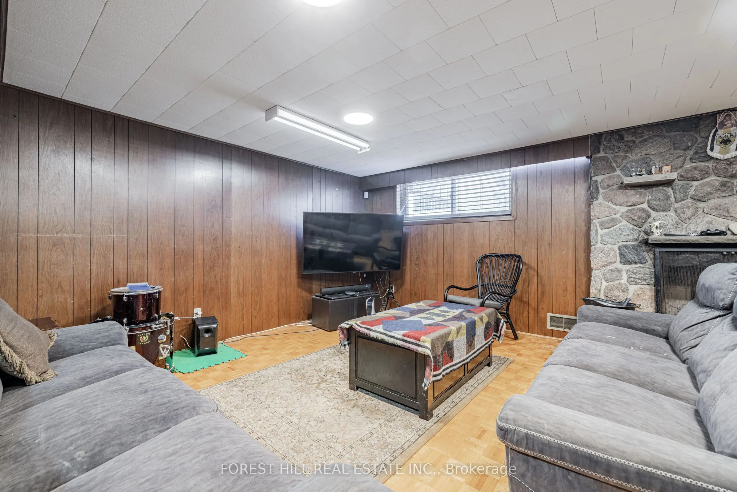 121 Charlton Boulevard