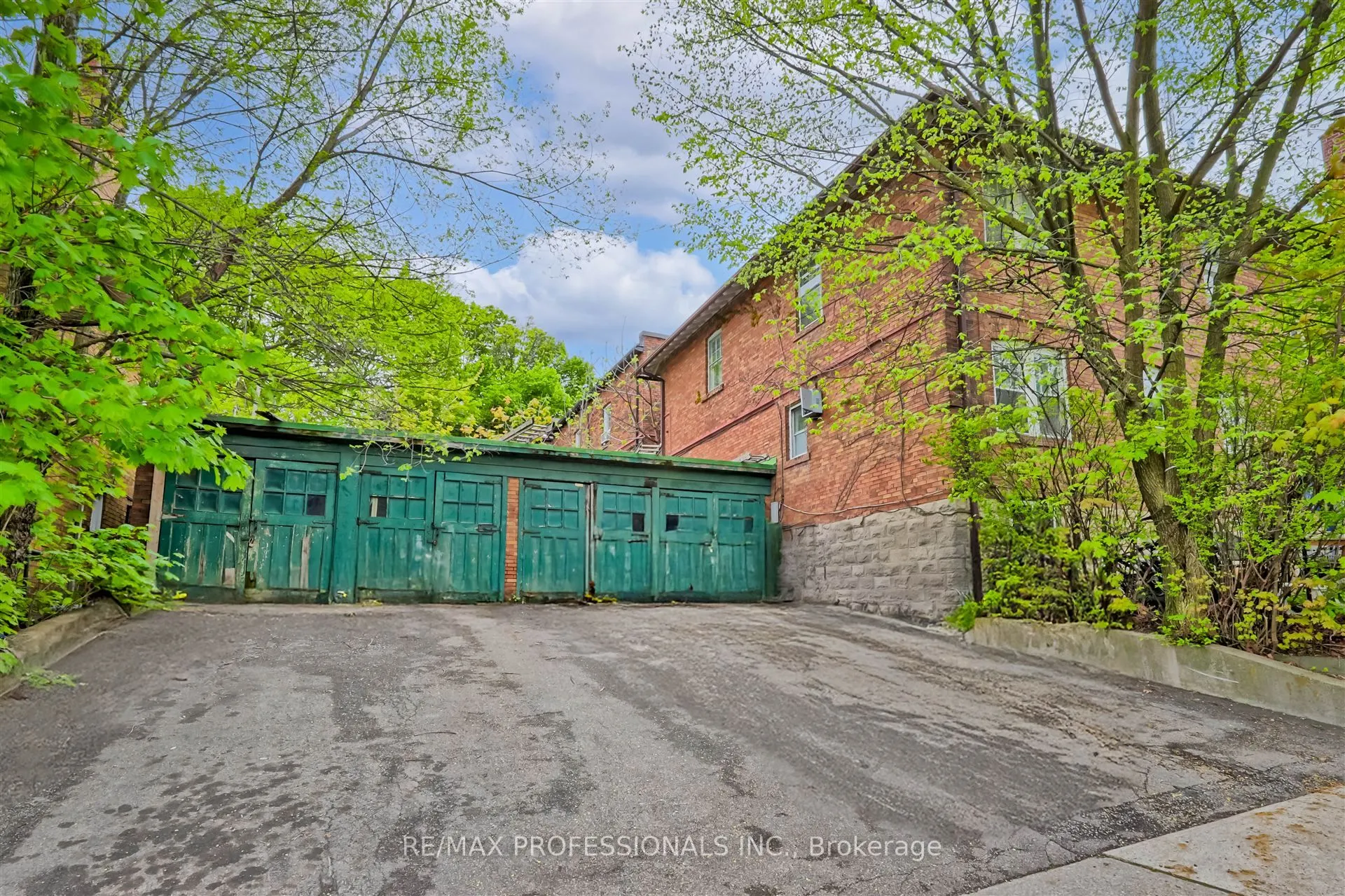1131 &1131A Avenue Road