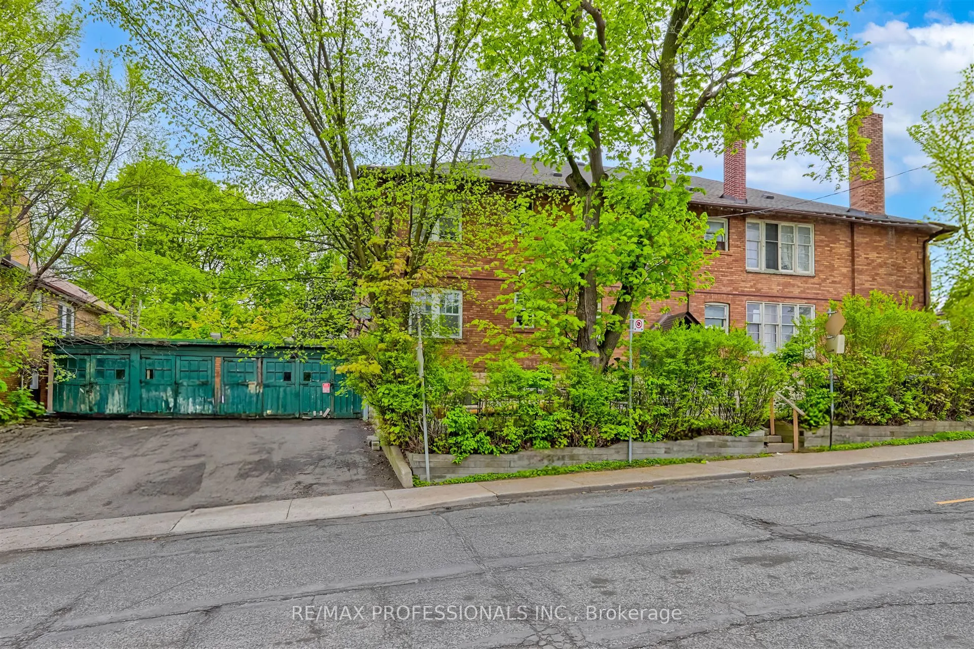1131 &1131A Avenue Road