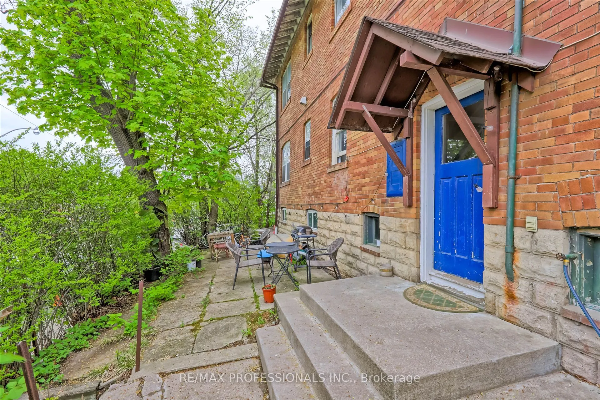 1131 &1131A Avenue Road