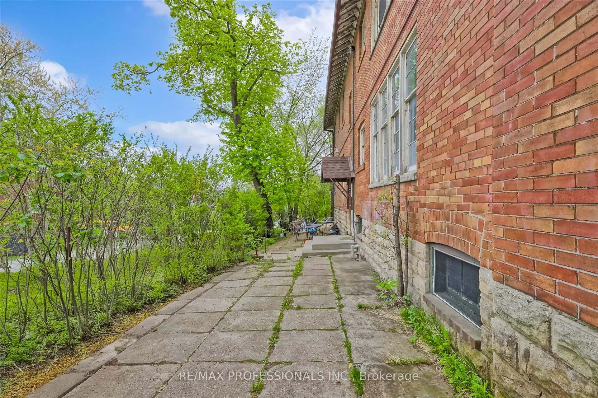 1131 &1131A Avenue Road