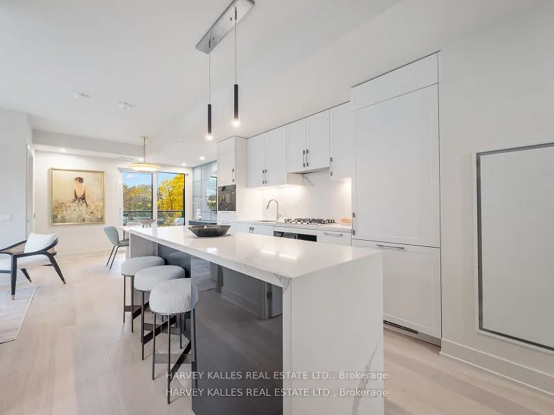 8 Manor Road W, #LPH4