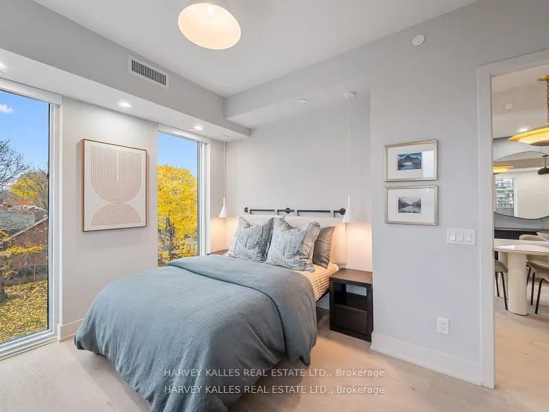 8 Manor Road W, #LPH4