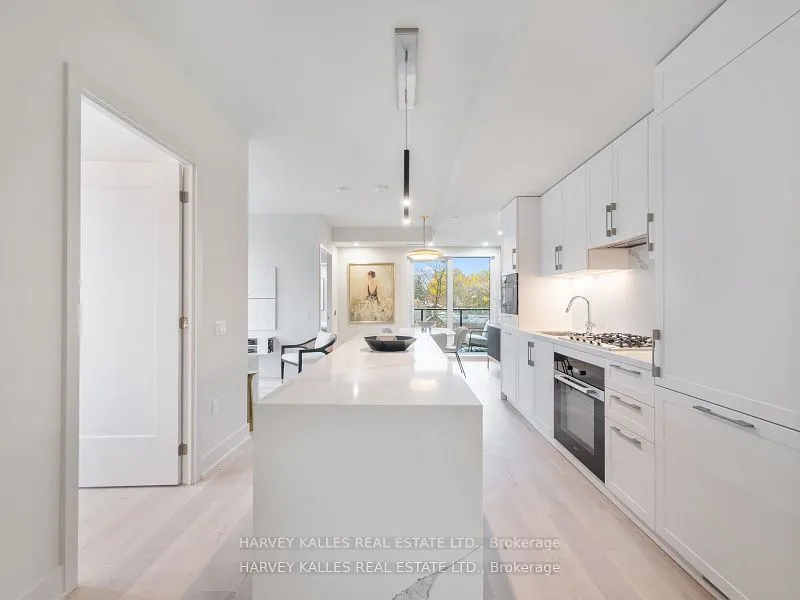 8 Manor Road W, #LPH4
