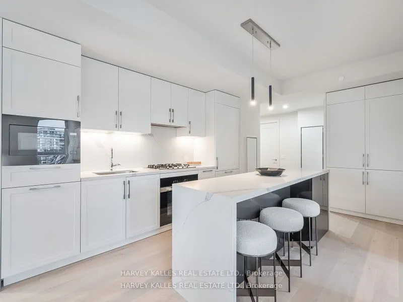 8 Manor Road W, #LPH4