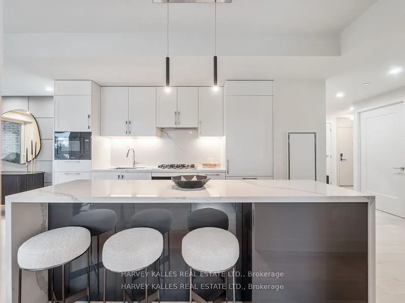 8 Manor Road W, #LPH4