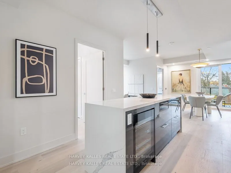 8 Manor Road W, #LPH4