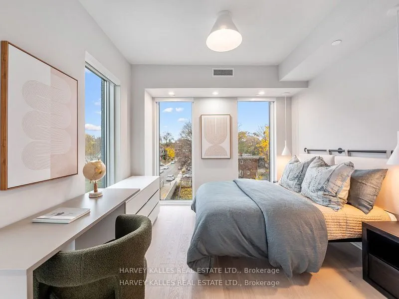 8 Manor Road W, #LPH4