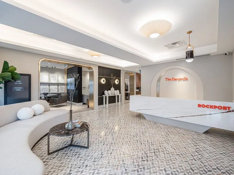 8 Manor Road W, #LPH4