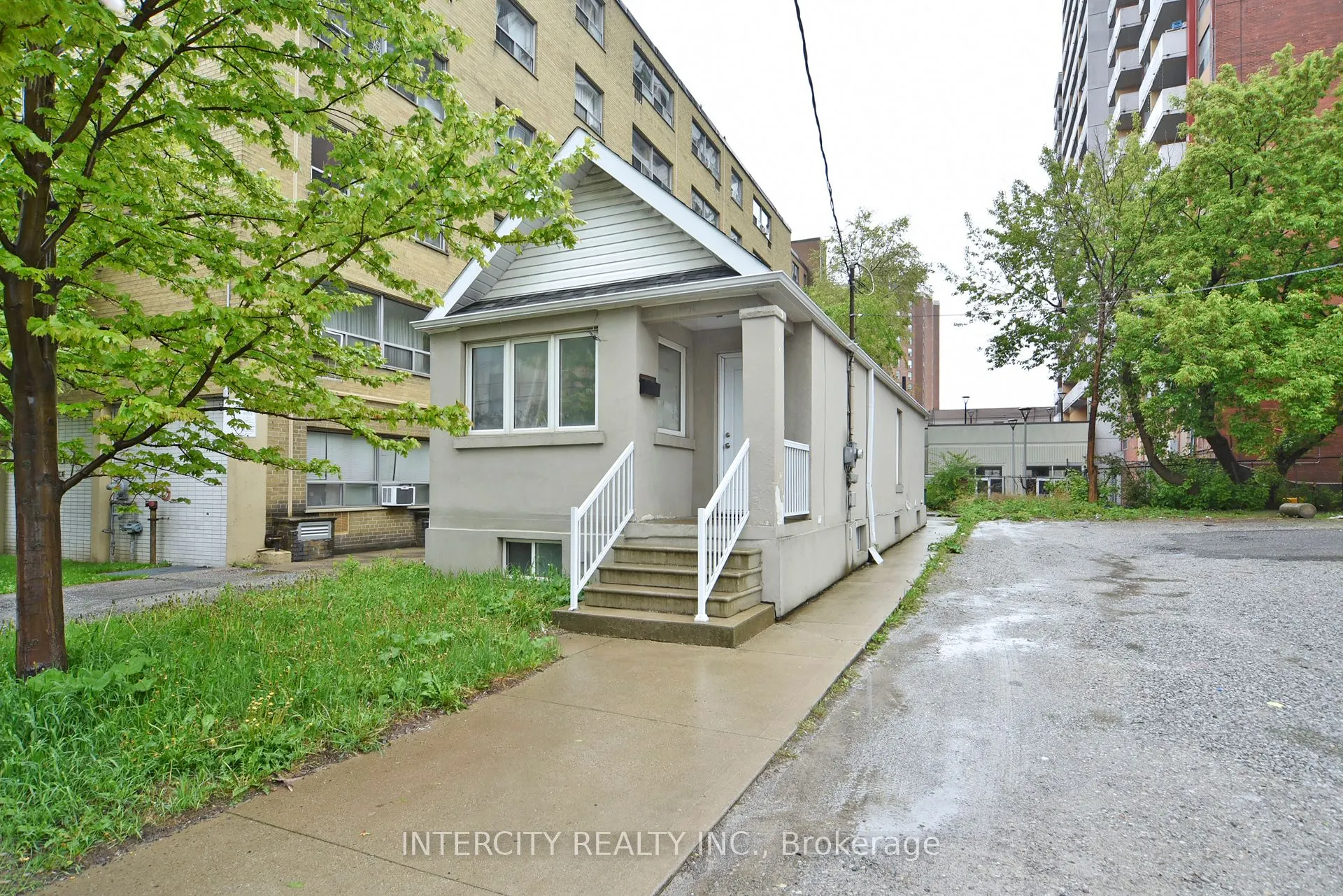 1747 - 1757 Eglinton Avenue W