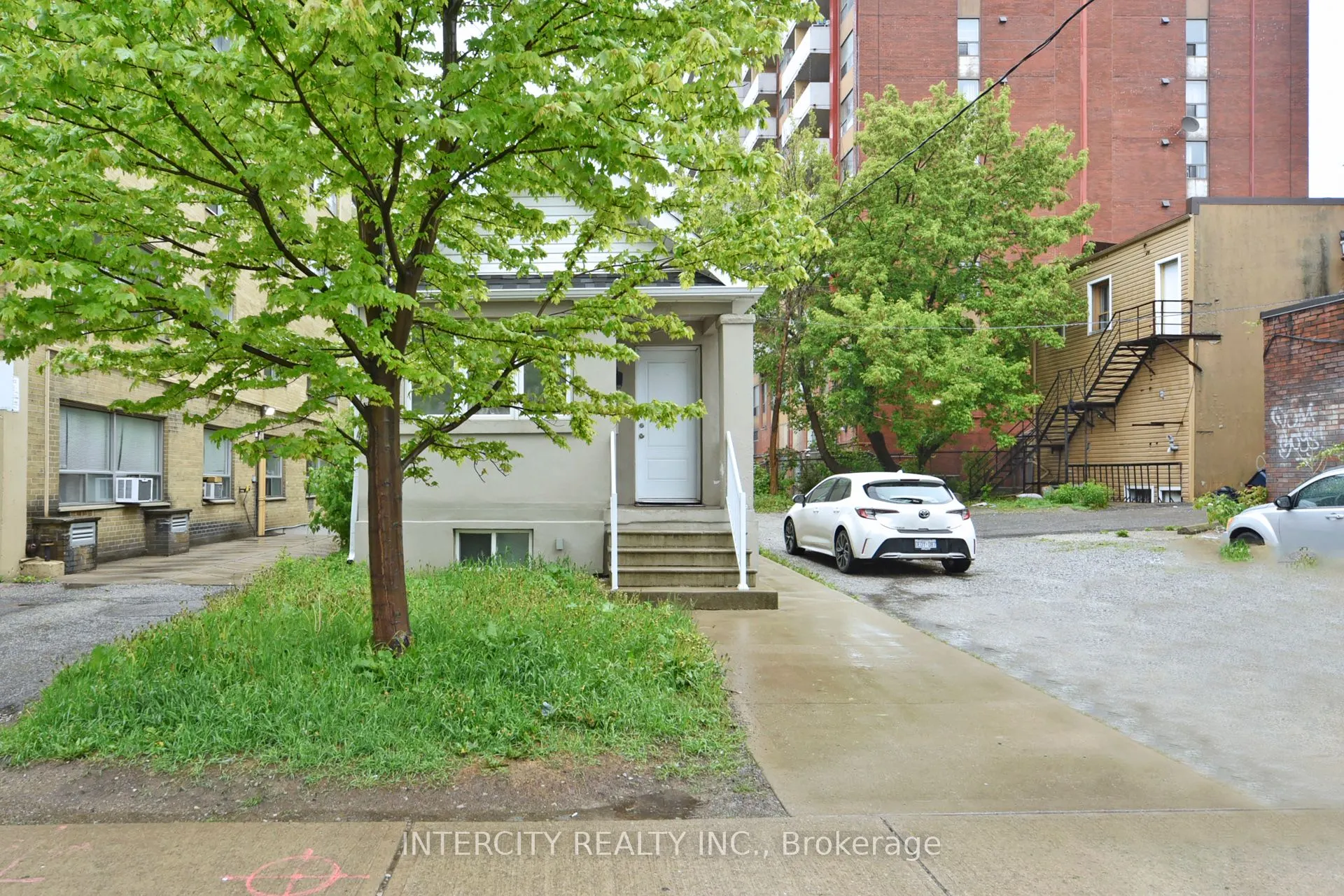 1747 - 1757 Eglinton Avenue W