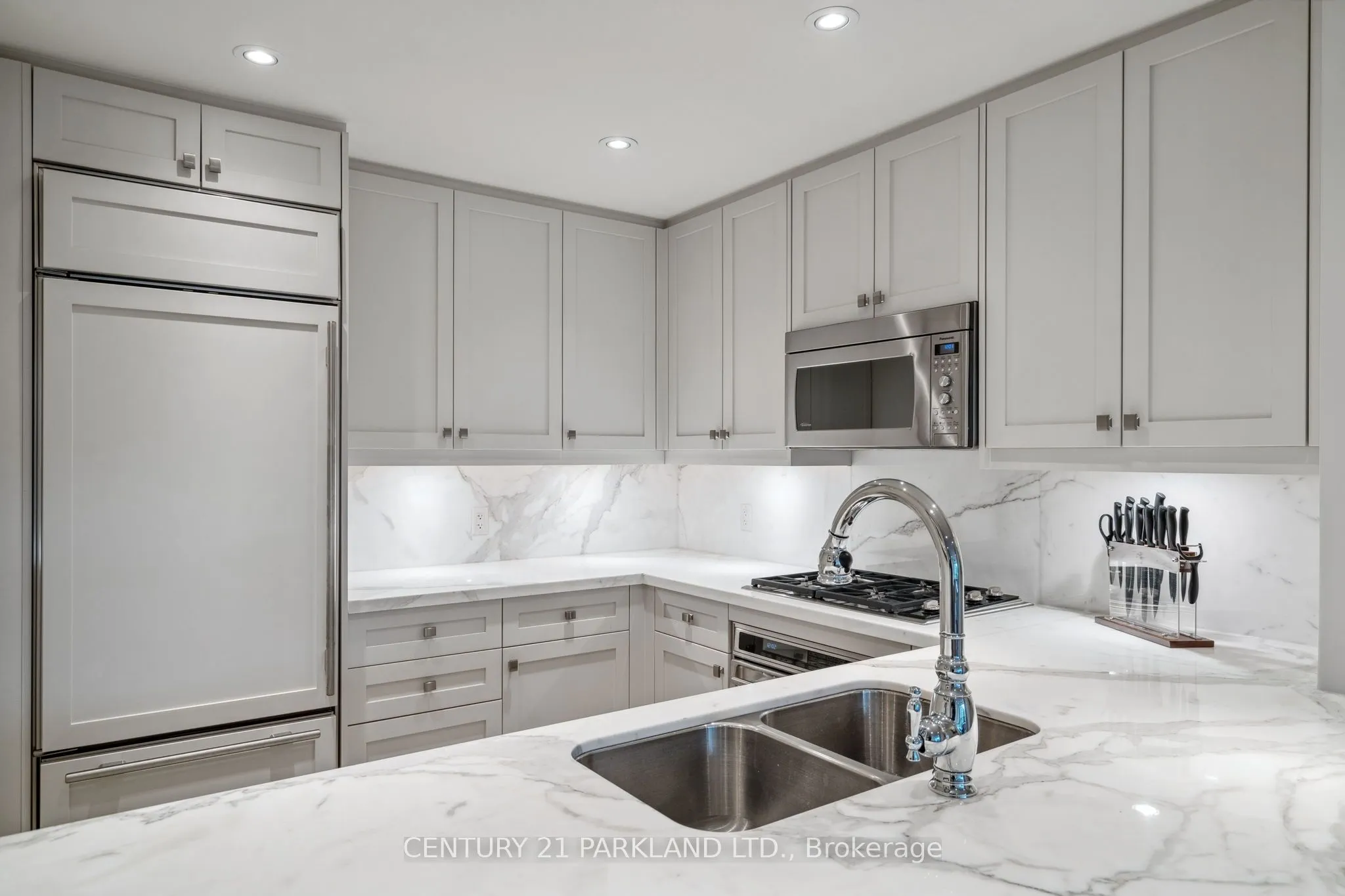 155 St Clair Avenue W, #409
