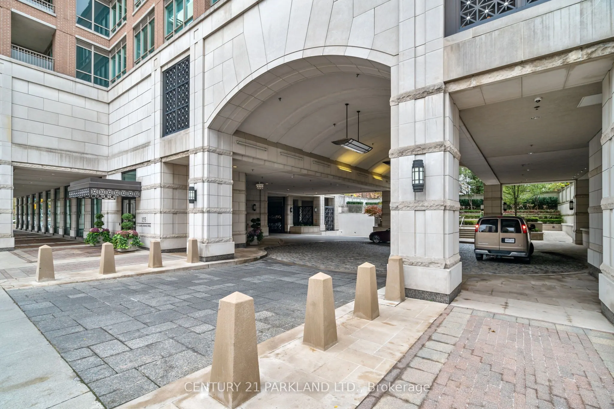 155 St Clair Avenue W, #409
