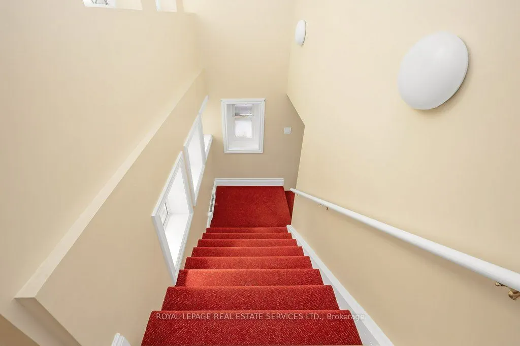 8 Robert Street