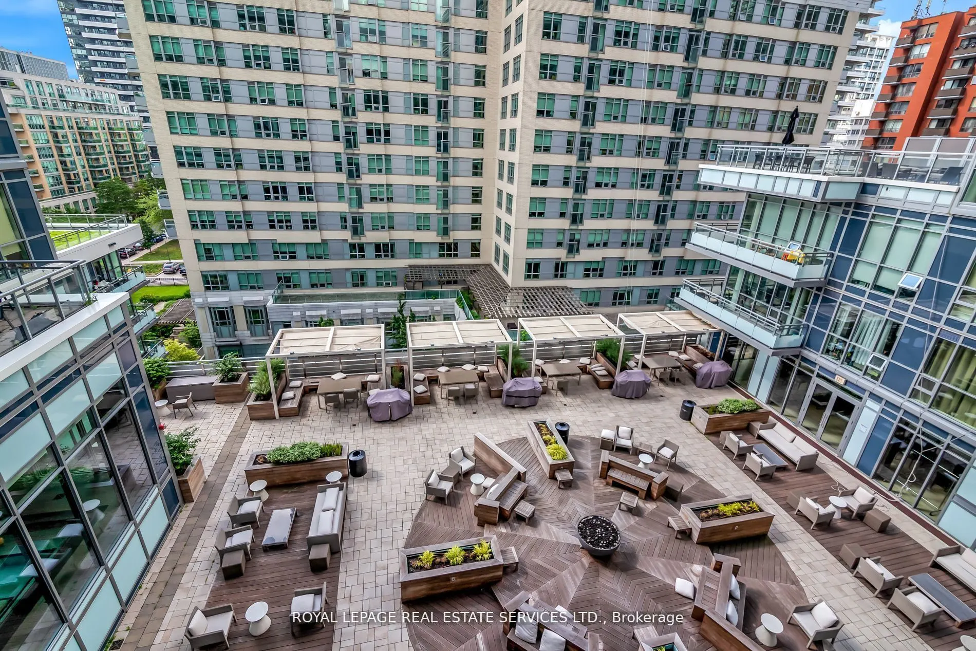 89 Dunfield Avenue, #727