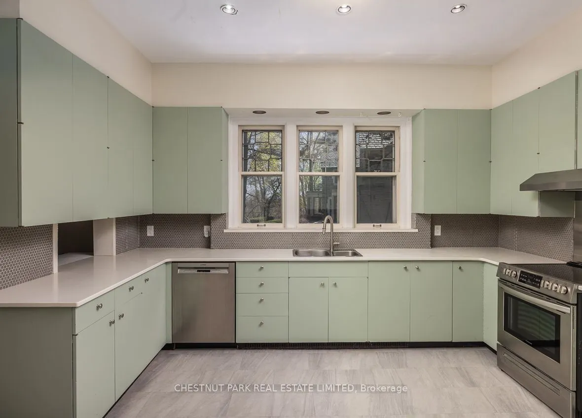 208 Roxborough Drive