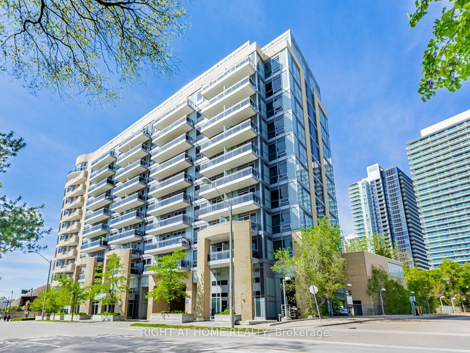 2756 Old Leslie Street, #811