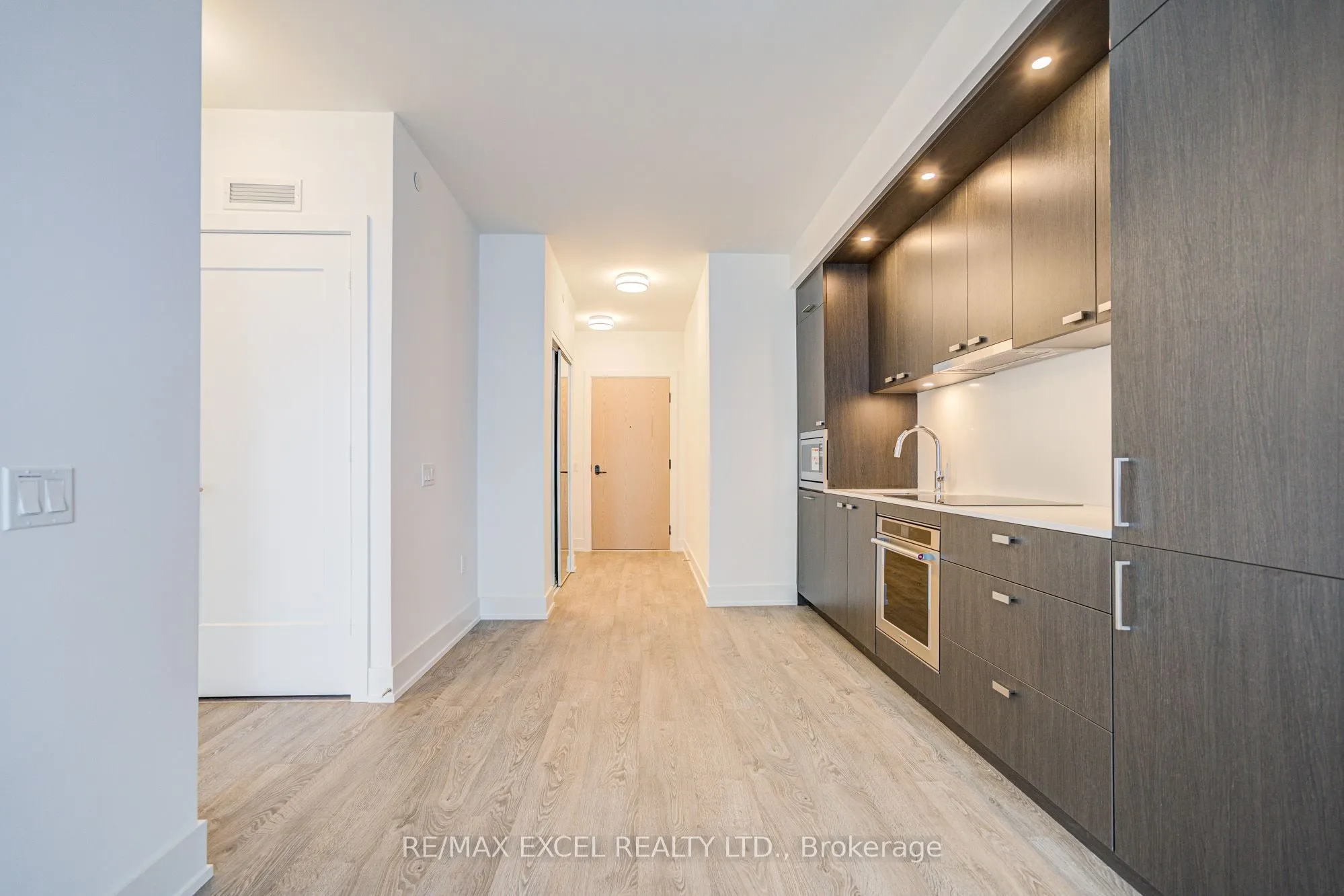 10 Inn On The Park Drive, #2206